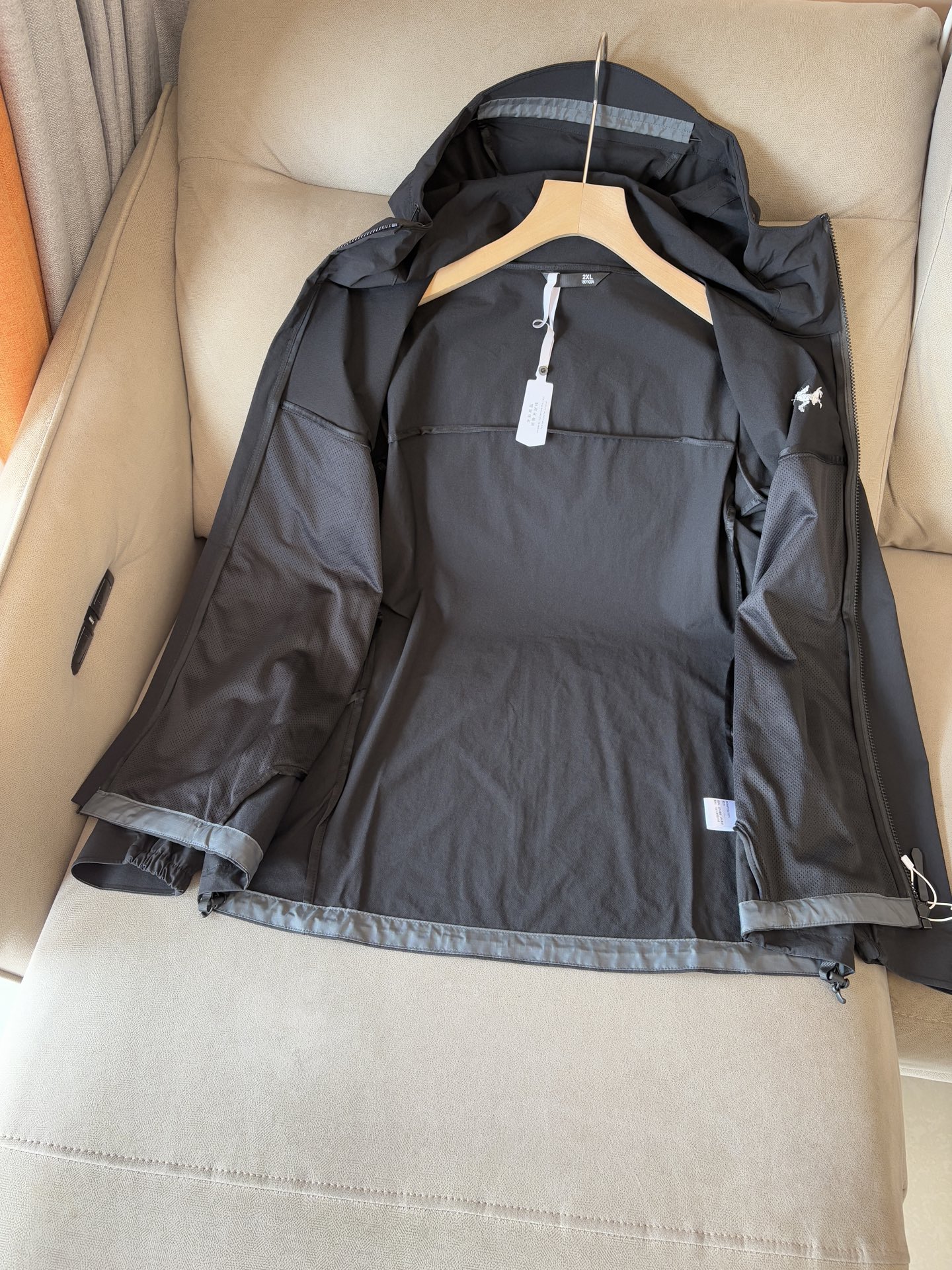 爆款 顶配 Beta SL冲锋衣是一款专为户外探险设计的高性能外套。采用GORE-TEX 面料。具备卓越