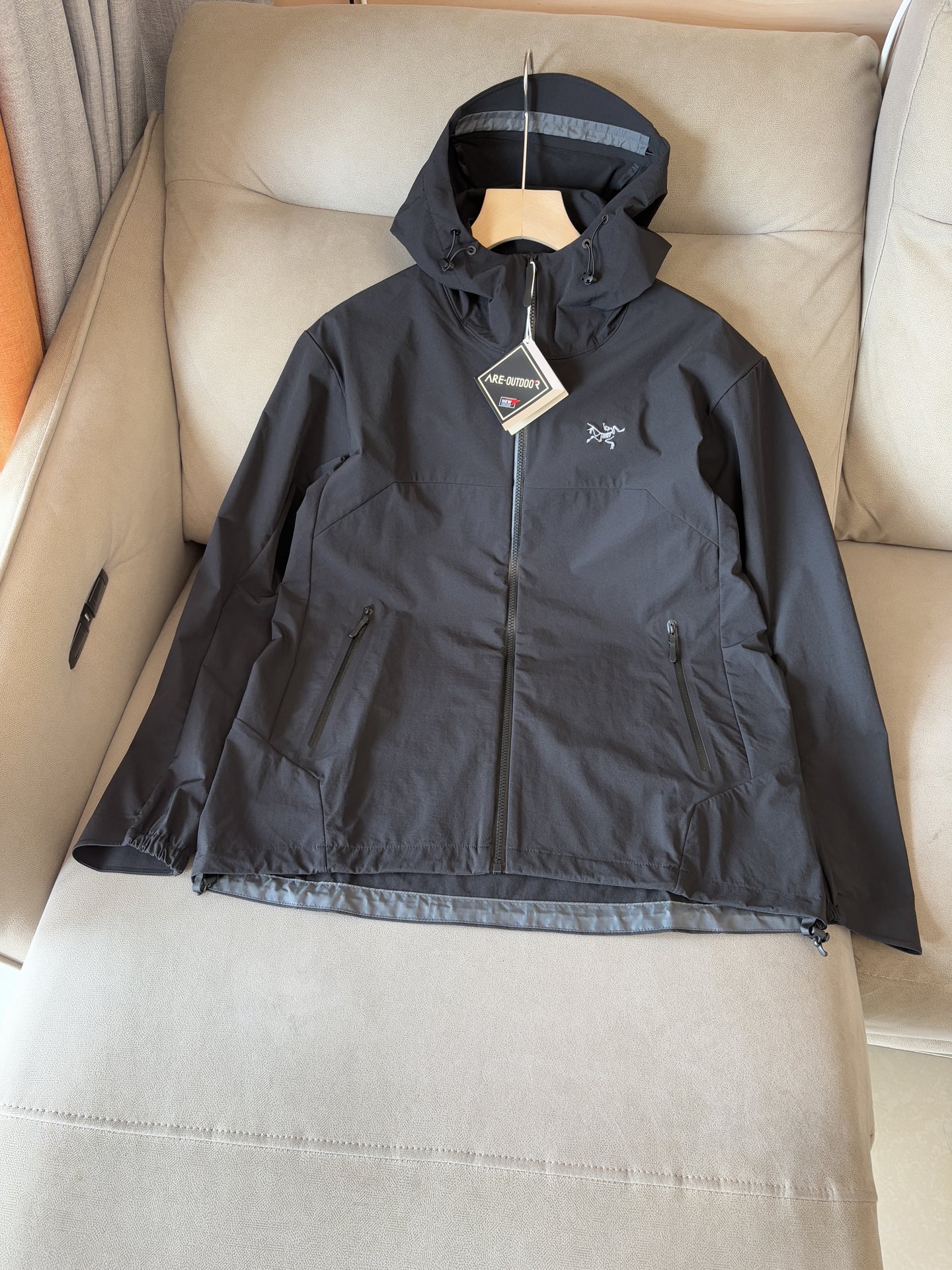 爆款 顶配 Beta SL冲锋衣是一款专为户外探险设计的高性能外套。采用GORE-TEX 面料。具备卓越