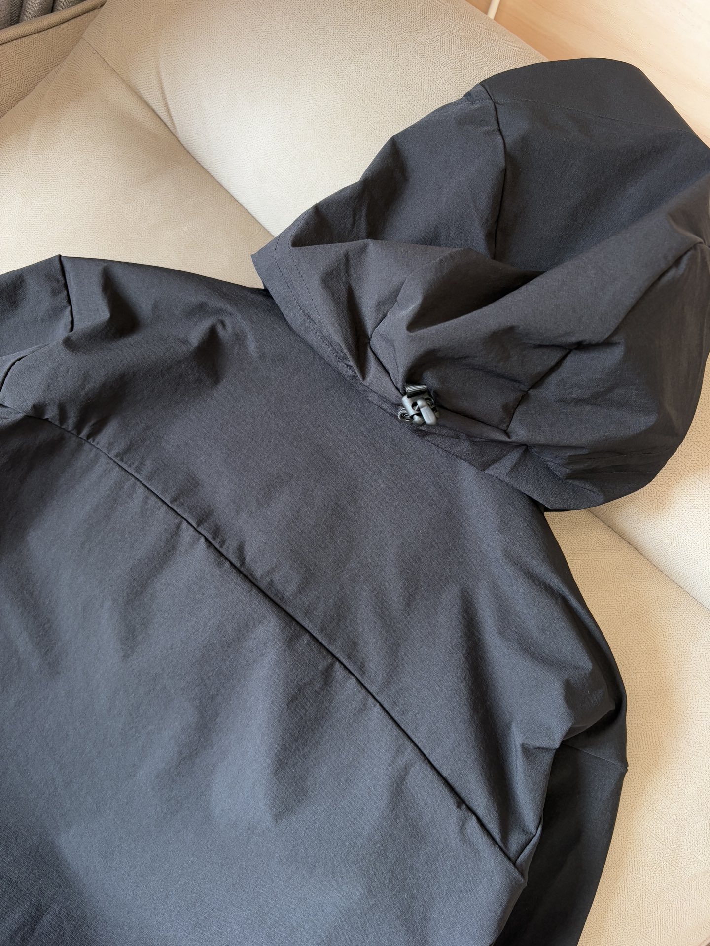 爆款 顶配 Beta SL冲锋衣是一款专为户外探险设计的高性能外套。采用GORE-TEX 面料。具备卓越