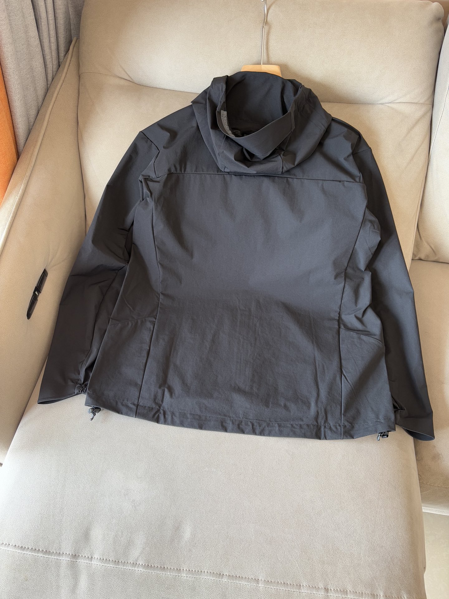 爆款 顶配 Beta SL冲锋衣是一款专为户外探险设计的高性能外套。采用GORE-TEX 面料。具备卓越