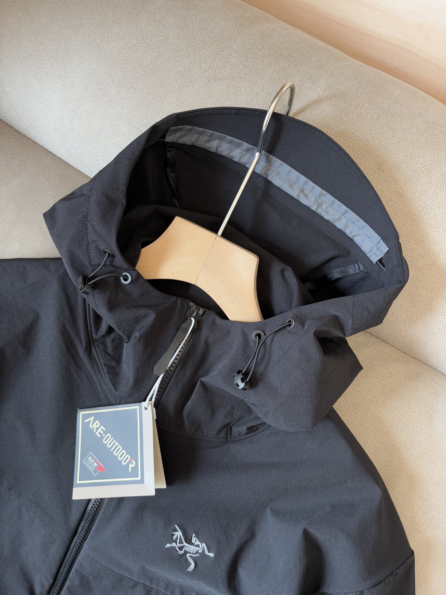 爆款 顶配 Beta SL冲锋衣是一款专为户外探险设计的高性能外套。采用GORE-TEX 面料。具备卓越