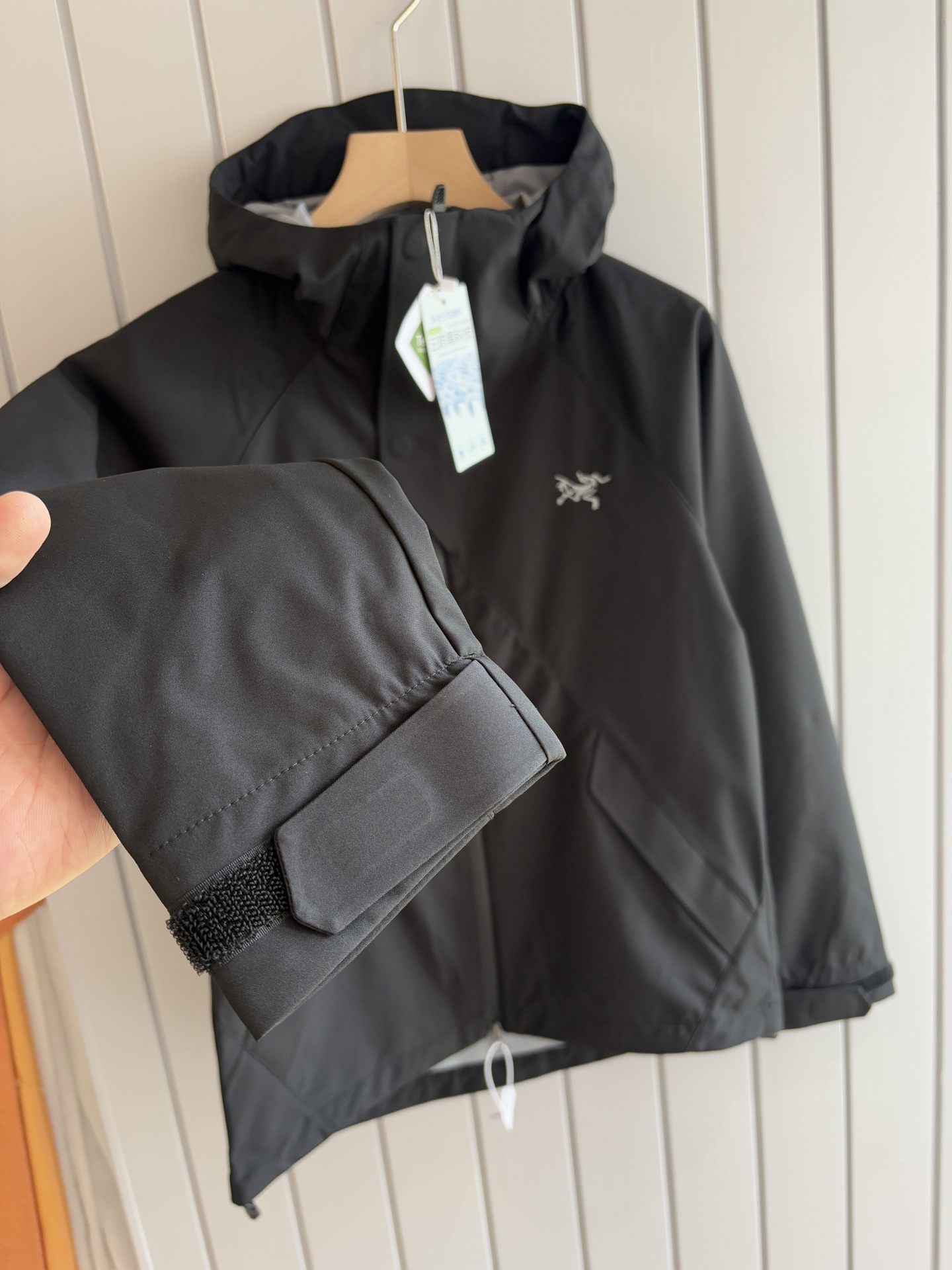 爆款 顶配 Beta SL冲锋衣是一款专为户外探险设计的高性能外套。采用GORE-TEX 面料。具备卓越