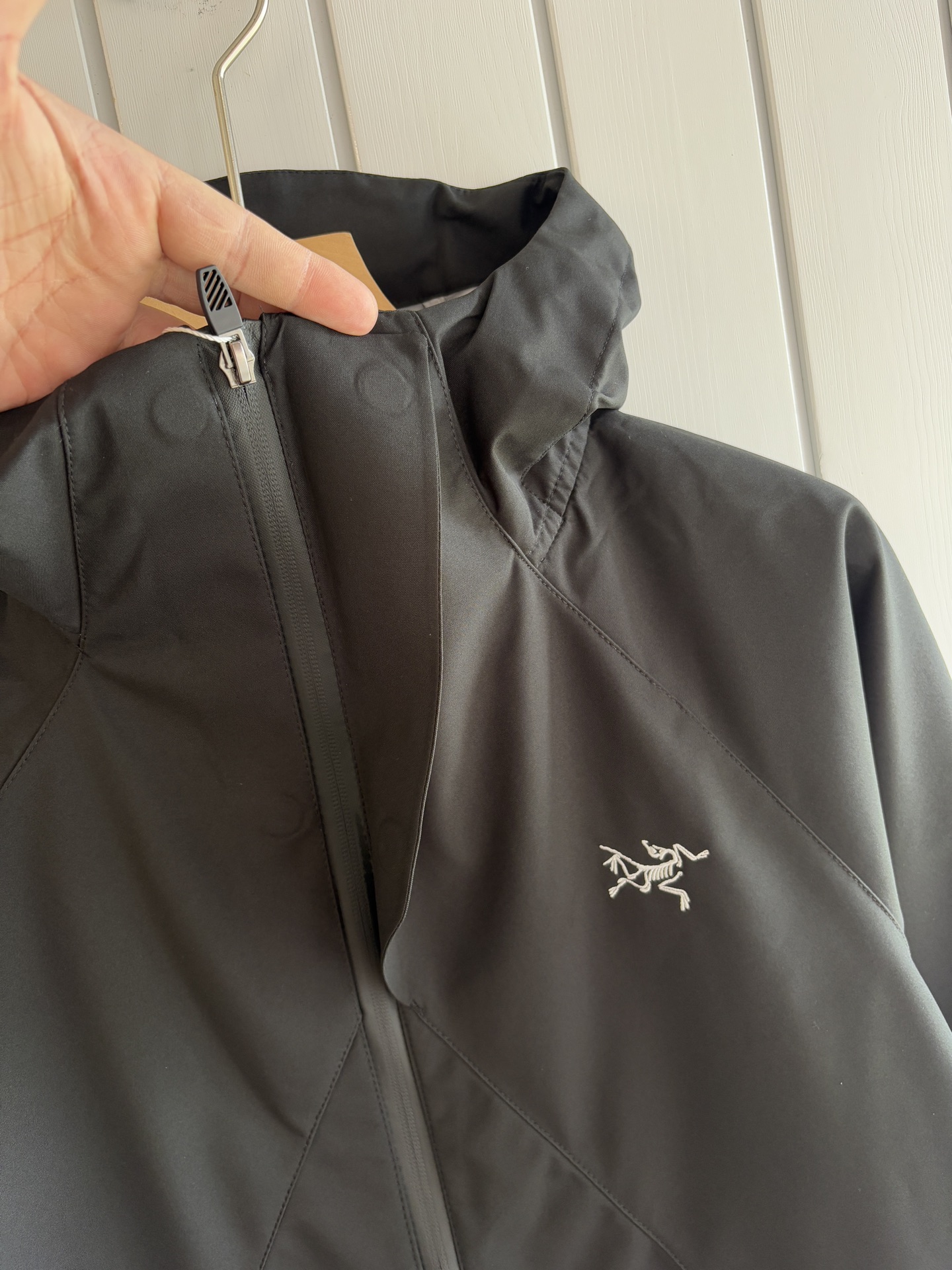 爆款 顶配 Beta SL冲锋衣是一款专为户外探险设计的高性能外套。采用GORE-TEX 面料。具备卓越