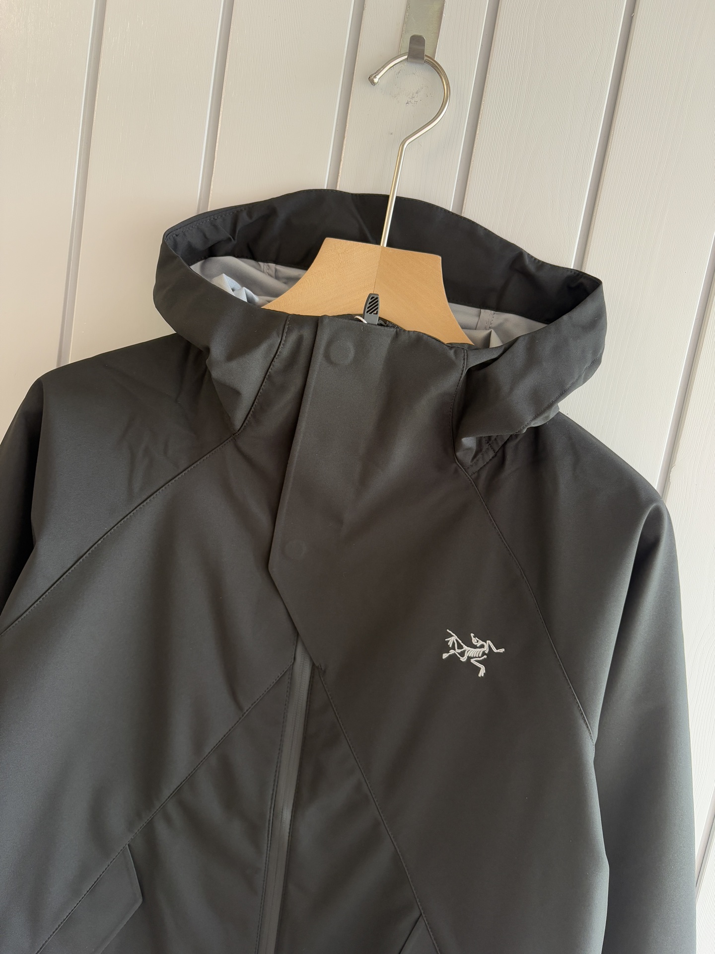 爆款 顶配 Beta SL冲锋衣是一款专为户外探险设计的高性能外套。采用GORE-TEX 面料。具备卓越