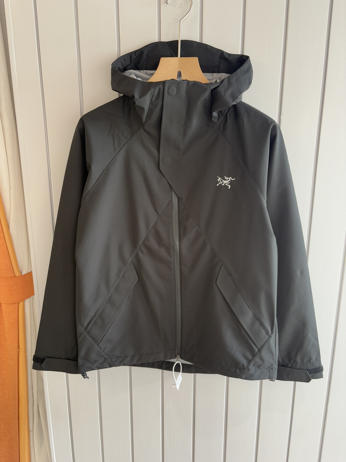 NO:456052,Top-up Beta SL jacket is a high-performance jacket designed for outdoor adventure. It is made of GORE-TEX fabric. It has excellent waterproof and breathable properties to ensure that it remains dry and comfortable in bad weather. Its high-quality design makes it easy to carry and is ideal for long-term hiking and traveling. The new Beta SL color is not only fashionable and eye-catching, but also increases visibility during outdoor activities and improves safety. The unique StormHood hood design provides comprehensive head protection without affecting the field of view. The underarm zipper design enhances breathability and prevents overheating. Whether it is mountaineering, hiking or daily commuting, the Archaeoptera Beta SL Sequoia jacket is an indispensable choice for you. Black color; Size L-4XL, arc'teryx, jackets & coats,hats,alexander  wang19860909爆款 顶配 Beta SL冲锋衣是一款专为户外探险设计的高性能外套. 采用GORE-TEX 面料. 具备卓越的防水透气性能,确保在恶劣天气下依然保持干爽舒适. 其高质量设计使其便于携带,非常适合长时间的徒步和旅行. Beta SL新色不仅时尚亮眼,还增加了户外活动中的可见性,提升安全性.独特的 StormHood帽兜设计,提供全面的头部保护,同时不影响视野. 腋下拉链设计增强了透气性,防止过热.无论是登山、徒步还是日常通勤,始祖鸟Beta SL红杉色冲锋衣都是您不可或缺的理想选择. 颜色黑色； 尺码L-4XL,arc'teryx,jackets & coats,hats,alexander wang,Men's clothing