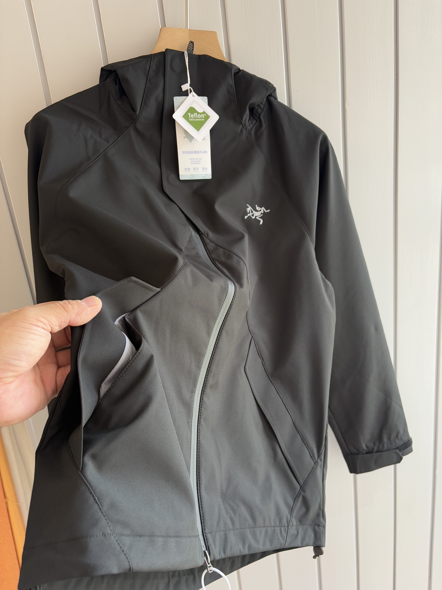 爆款 顶配 Beta SL冲锋衣是一款专为户外探险设计的高性能外套。采用GORE-TEX 面料。具备卓越