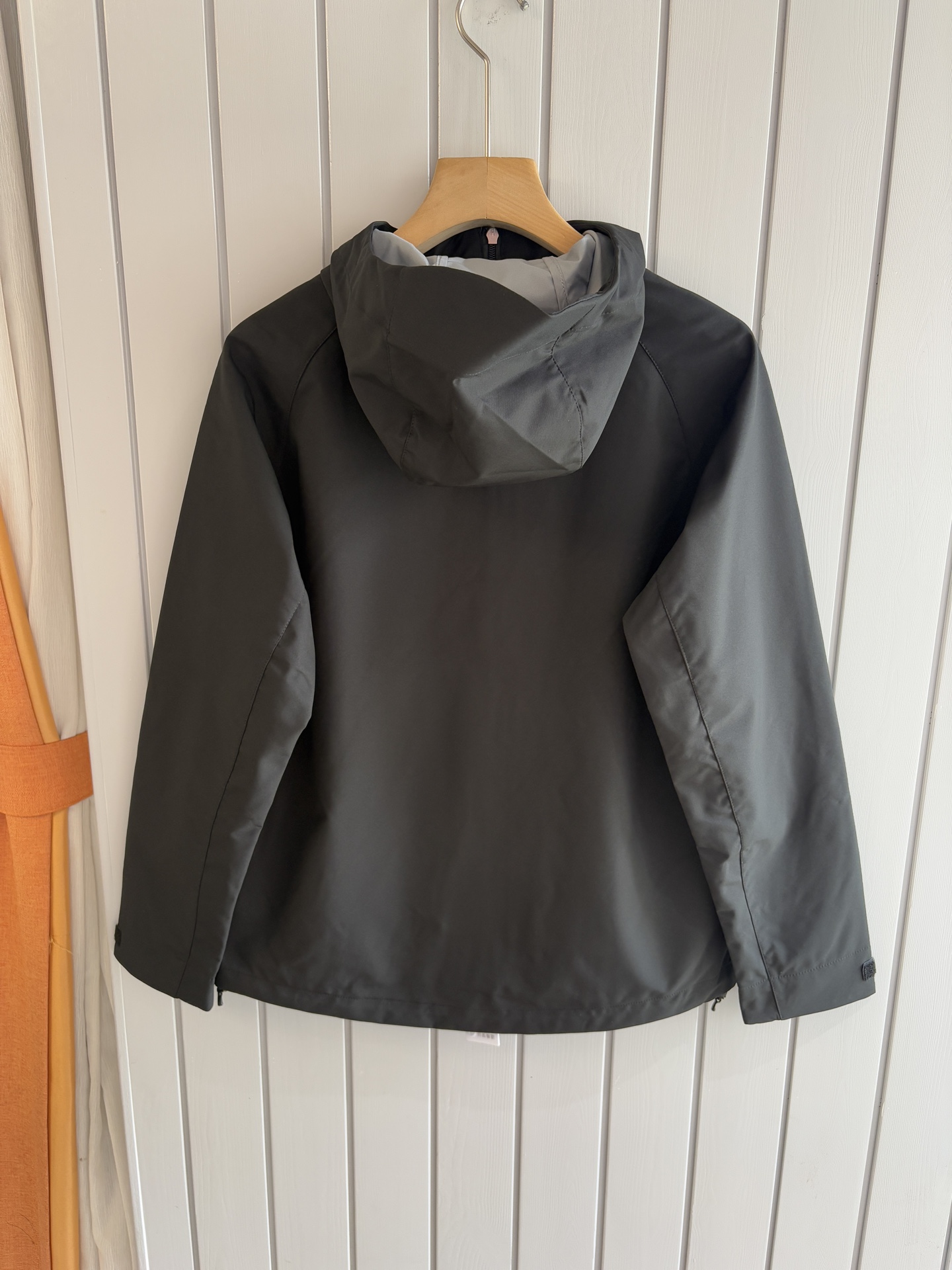 爆款 顶配 Beta SL冲锋衣是一款专为户外探险设计的高性能外套。采用GORE-TEX 面料。具备卓越