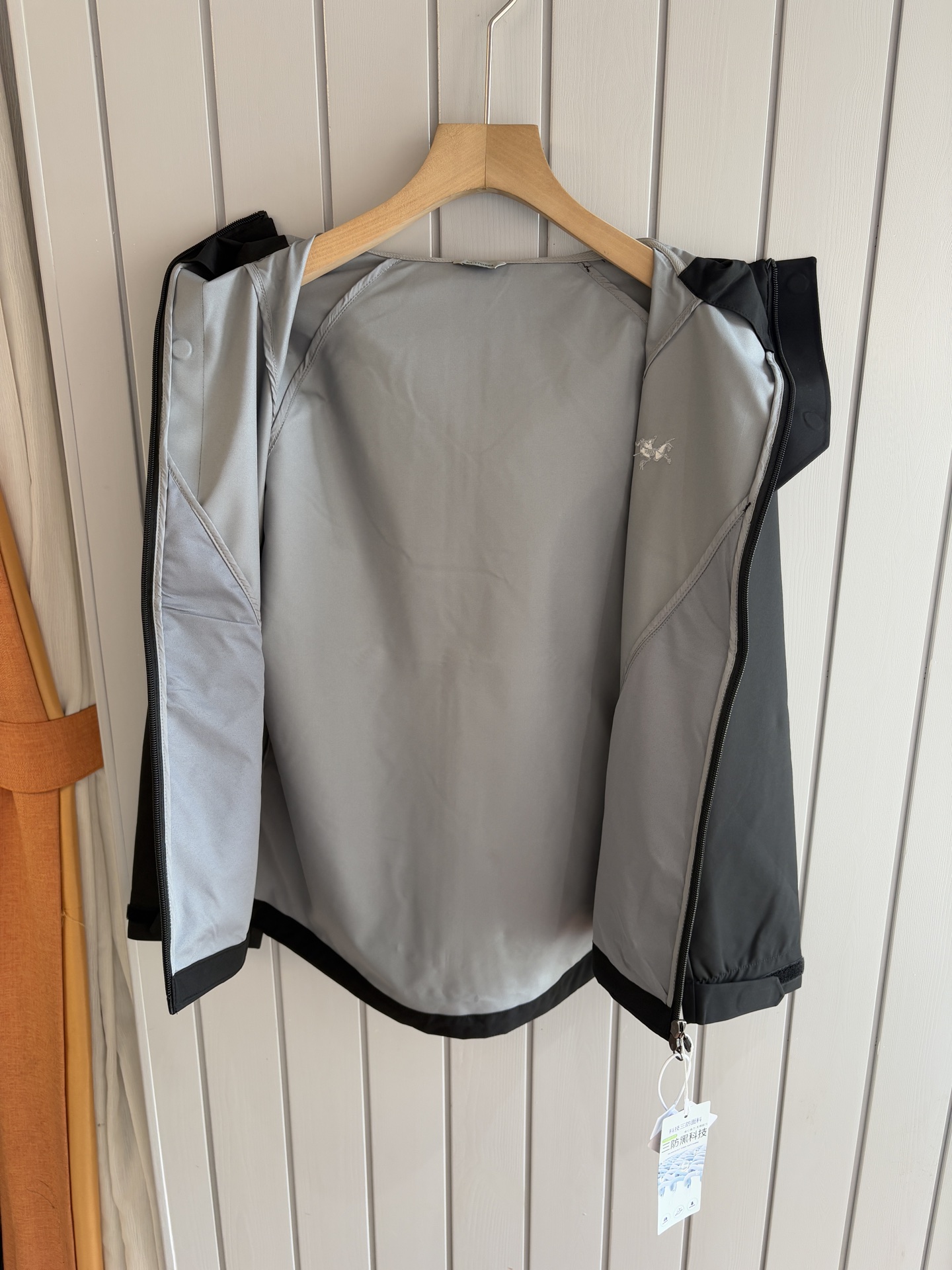 爆款 顶配 Beta SL冲锋衣是一款专为户外探险设计的高性能外套。采用GORE-TEX 面料。具备卓越