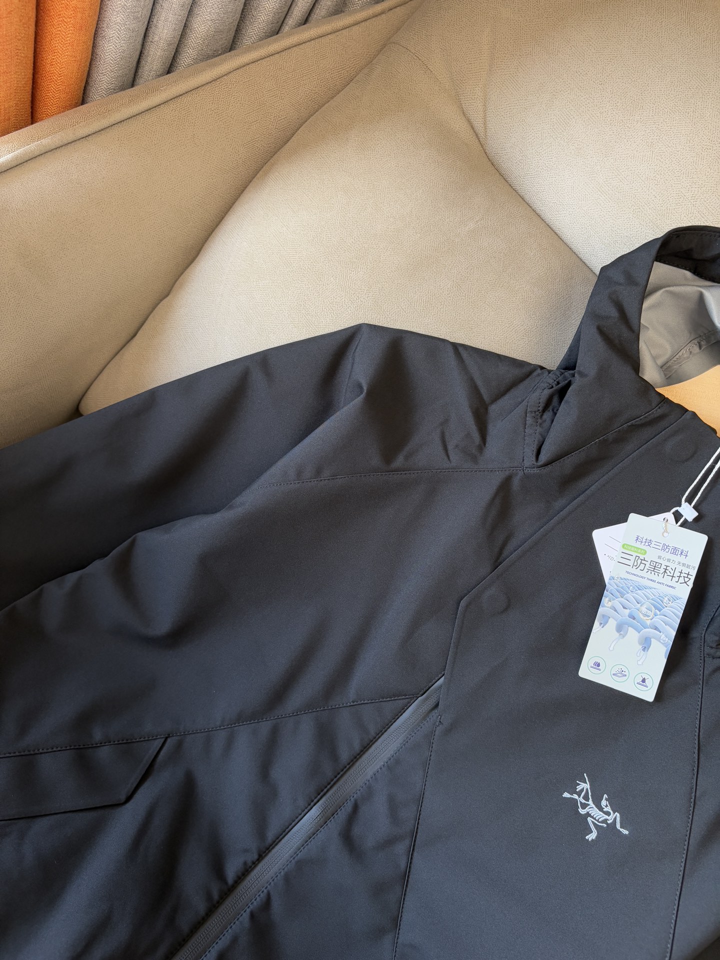 爆款 顶配 Beta SL冲锋衣是一款专为户外探险设计的高性能外套。采用GORE-TEX 面料。具备卓越