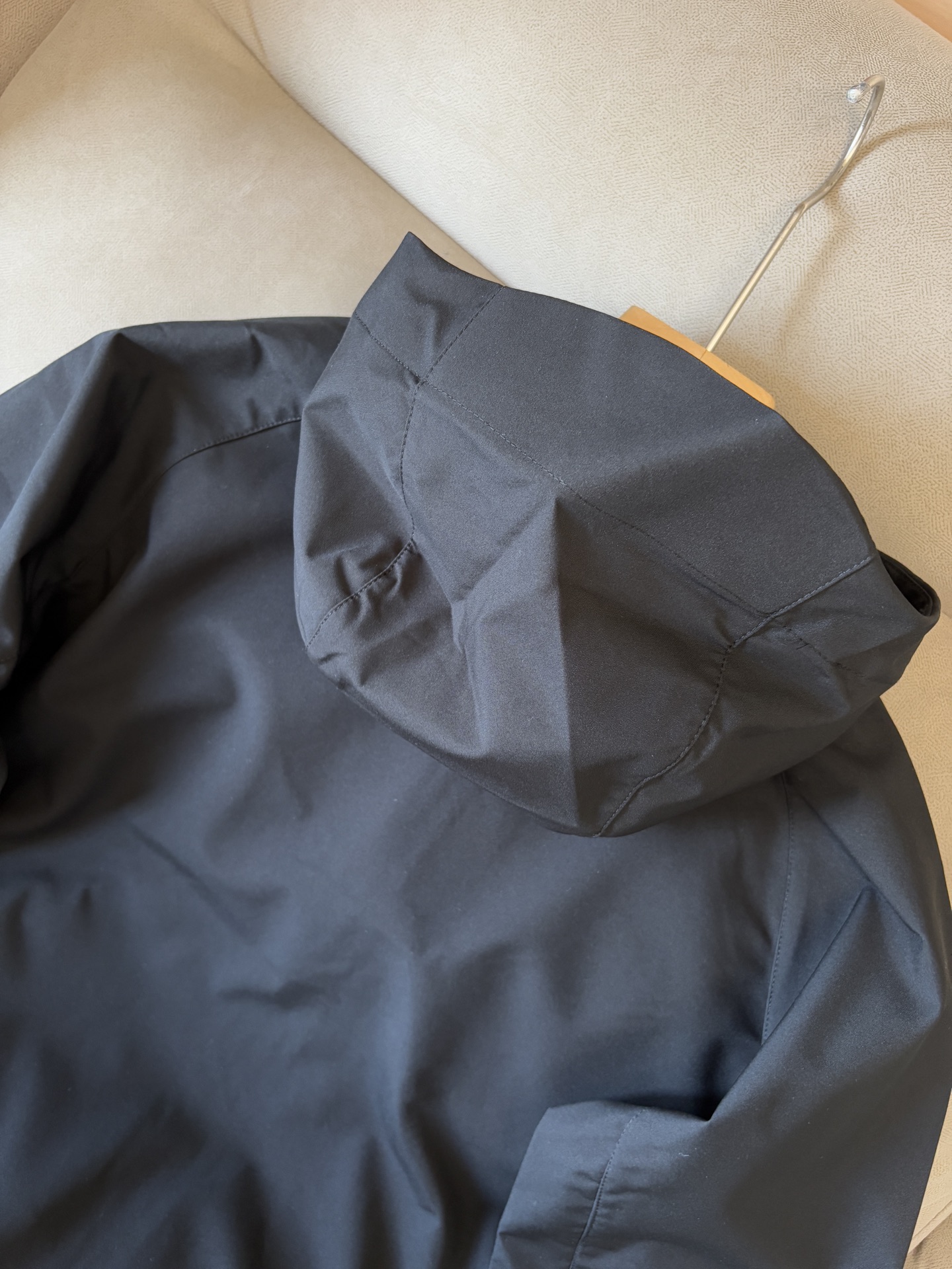 爆款 顶配 Beta SL冲锋衣是一款专为户外探险设计的高性能外套。采用GORE-TEX 面料。具备卓越