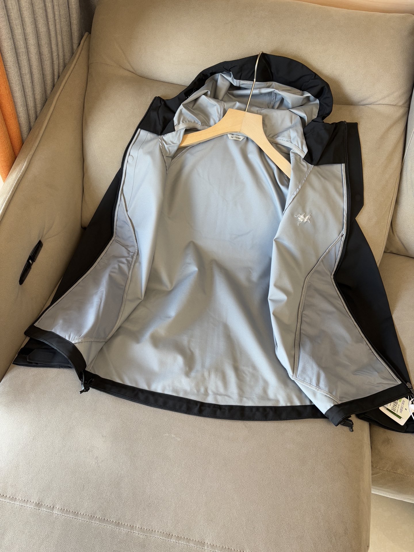 爆款 顶配 Beta SL冲锋衣是一款专为户外探险设计的高性能外套。采用GORE-TEX 面料。具备卓越