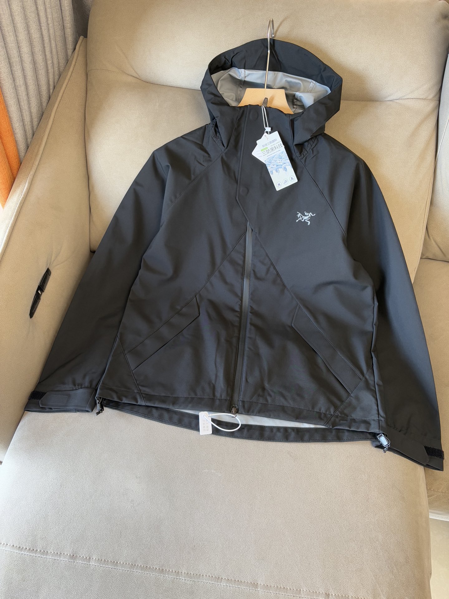 NO:481700,Top-up Beta SL jacket is a high-performance jacket designed for outdoor adventure. It is made of GORE-TEX fabric. It has excellent waterproof and breathable properties to ensure that it remains dry and comfortable in bad weather. Its high-quality design makes it easy to carry and is ideal for long-term hiking and traveling. The new Beta SL color is not only fashionable and eye-catching, but also increases visibility during outdoor activities and improves safety. The unique StormHood hood design provides comprehensive head protection without affecting the field of view. The underarm zipper design enhances breathability and prevents overheating. Whether it is mountaineering, hiking or daily commuting, the Archaeoptera Beta SL Sequoia jacket is an indispensable choice for you. Color black Size M-XXXL, arc'teryx, jackets & coats,hats,alexander  wang19860909爆款 顶配 Beta SL冲锋衣是一款专为户外探险设计的高性能外套. 采用GORE-TEX 面料. 具备卓越的防水透气性能,确保在恶劣天气下依然保持干爽舒适. 其高质量设计使其便于携带,非常适合长时间的徒步和旅行. Beta SL新色不仅时尚亮眼,还增加了户外活动中的可见性,提升安全性.独特的 StormHood帽兜设计,提供全面的头部保护,同时不影响视野. 腋下拉链设计增强了透气性,防止过热.无论是登山、徒步还是日常通勤,始祖鸟Beta SL红杉色冲锋衣都是您不可或缺的理想选择. 颜色黑色 尺码M-XXXL,arc'teryx,jackets & coats,hats,alexander wang,Men's clothing