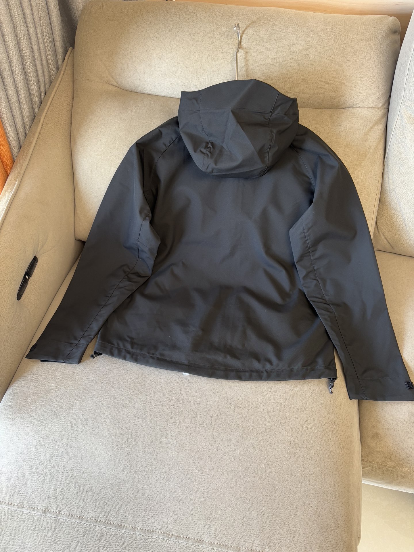 爆款 顶配 Beta SL冲锋衣是一款专为户外探险设计的高性能外套。采用GORE-TEX 面料。具备卓越