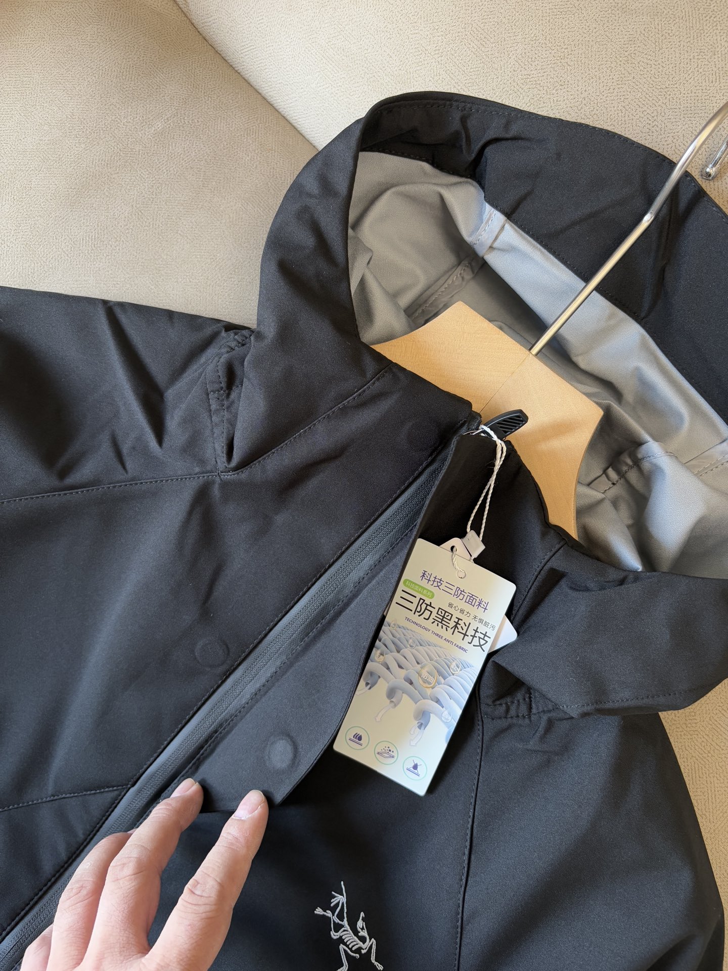 爆款 顶配 Beta SL冲锋衣是一款专为户外探险设计的高性能外套。采用GORE-TEX 面料。具备卓越