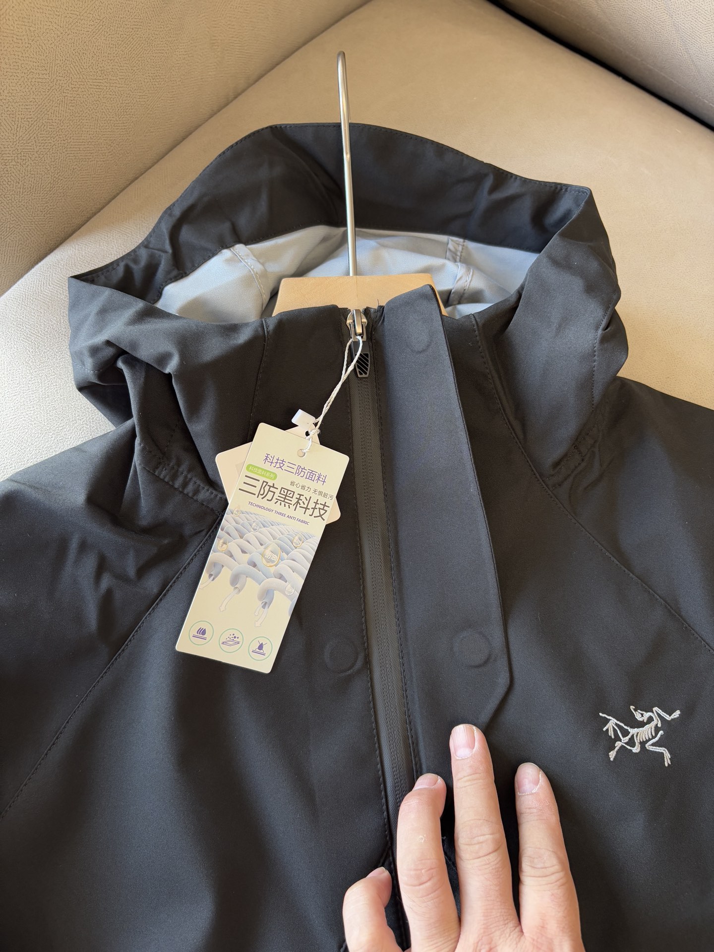 爆款 顶配 Beta SL冲锋衣是一款专为户外探险设计的高性能外套。采用GORE-TEX 面料。具备卓越