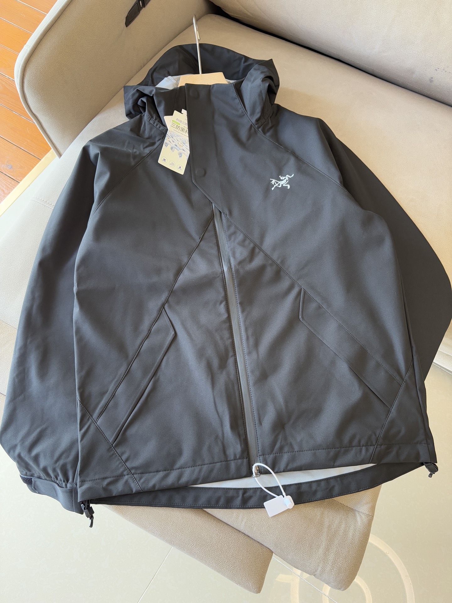 爆款 顶配 Beta SL冲锋衣是一款专为户外探险设计的高性能外套。采用GORE-TEX 面料。具备卓越