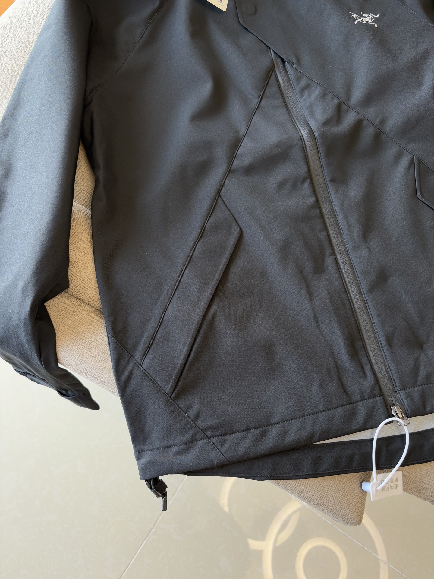 爆款 顶配 Beta SL冲锋衣是一款专为户外探险设计的高性能外套。采用GORE-TEX 面料。具备卓越