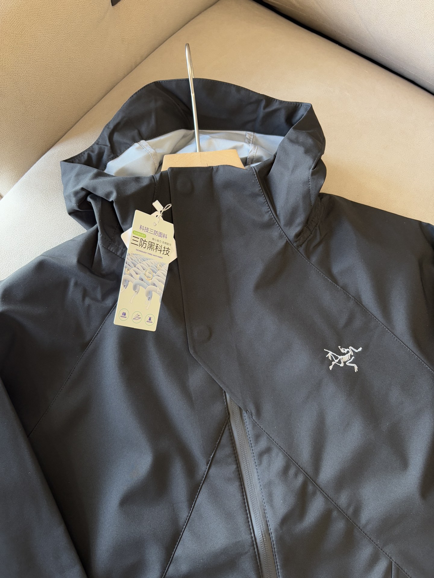 爆款 顶配 Beta SL冲锋衣是一款专为户外探险设计的高性能外套。采用GORE-TEX 面料。具备卓越