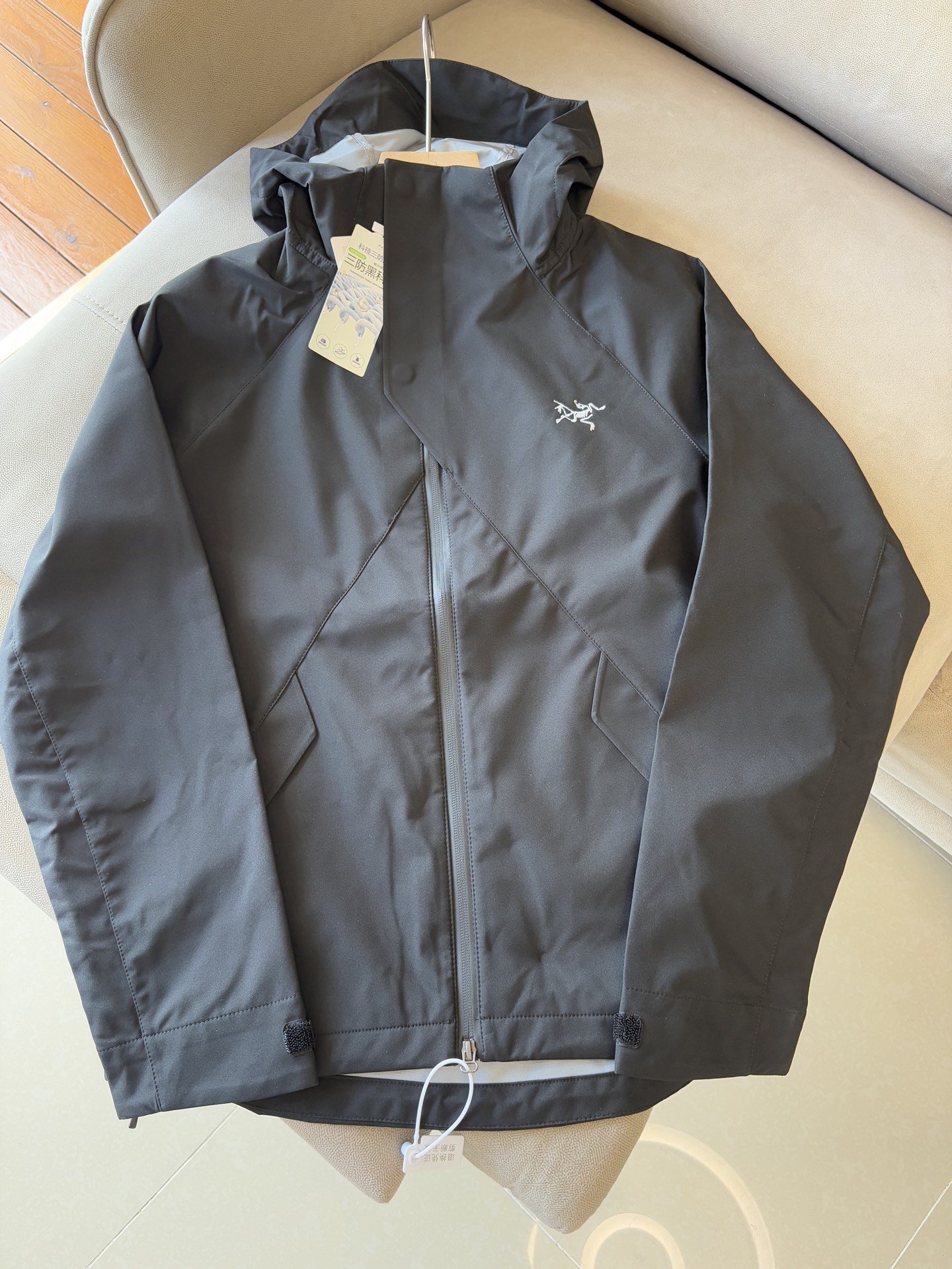 NO:522111,Top-up Beta SL jacket is a high-performance jacket designed for outdoor adventure. It is made of GORE-TEX fabric. It has excellent waterproof and breathable properties to ensure that it remains dry and comfortable in bad weather. Its high-quality design makes it easy to carry and is ideal for long-term hiking and traveling. The new Beta SL color is not only fashionable and eye-catching, but also increases visibility during outdoor activities and improves safety. The unique StormHood hood design provides comprehensive head protection without affecting the field of view. The underarm zipper design enhances breathability and prevents overheating. Whether it is mountaineering, hiking or daily commuting, the Archaeoptera Beta SL Sequoia jacket is an indispensable choice for you. Color black Size M-XXXL, arc'teryx, jackets & coats,hats,alexander  wang19860909爆款 顶配 Beta SL冲锋衣是一款专为户外探险设计的高性能外套. 采用GORE-TEX 面料. 具备卓越的防水透气性能,确保在恶劣天气下依然保持干爽舒适. 其高质量设计使其便于携带,非常适合长时间的徒步和旅行. Beta SL新色不仅时尚亮眼,还增加了户外活动中的可见性,提升安全性.独特的 StormHood帽兜设计,提供全面的头部保护,同时不影响视野. 腋下拉链设计增强了透气性,防止过热.无论是登山、徒步还是日常通勤,始祖鸟Beta SL红杉色冲锋衣都是您不可或缺的理想选择. 颜色黑色 尺码M-XXXL,arc'teryx,jackets & coats,hats,alexander wang,Men's clothing