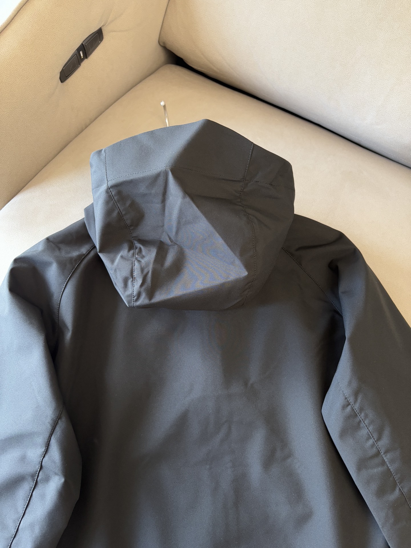 爆款 顶配 Beta SL冲锋衣是一款专为户外探险设计的高性能外套。采用GORE-TEX 面料。具备卓越