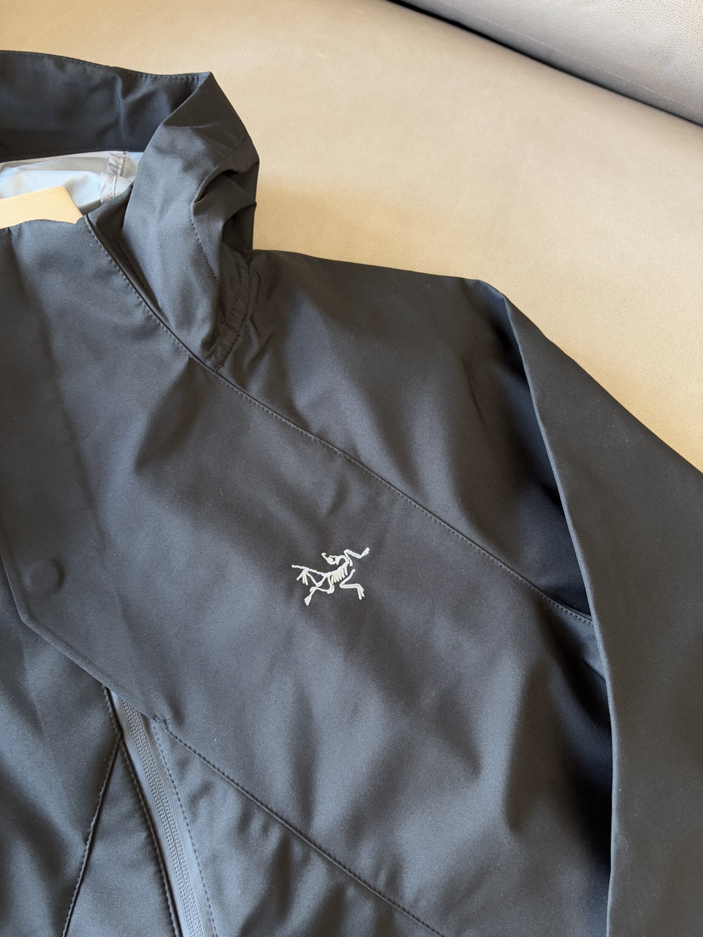 爆款 顶配 Beta SL冲锋衣是一款专为户外探险设计的高性能外套。采用GORE-TEX 面料。具备卓越