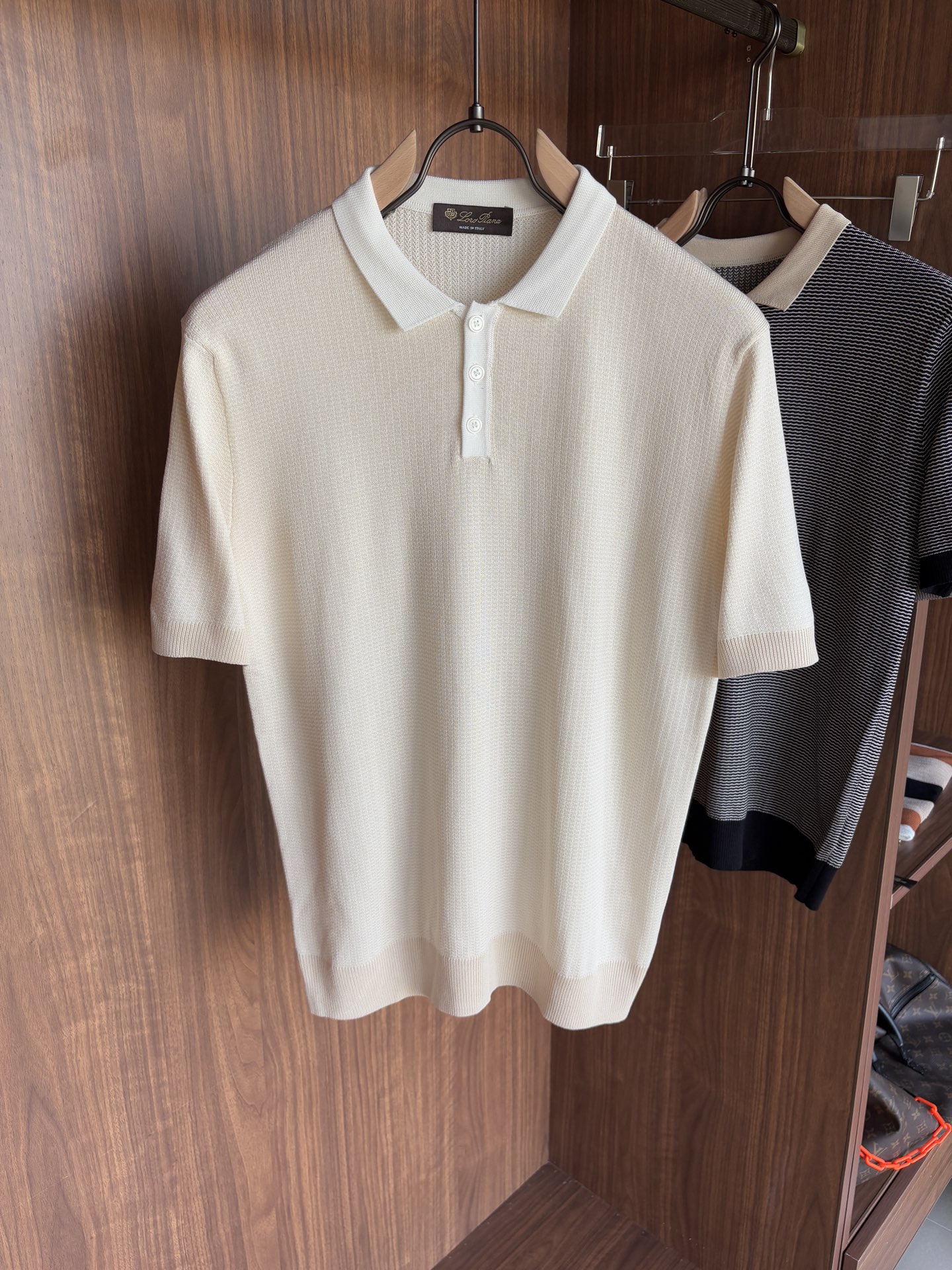 NO:481682,Time-consuming King' diamond jacquard design selects ultra-fine high-quality yarn with goat mulberry silk lapel short-sleeved men's collection 'Time-consuming King' round neck and elegant craftsmanship, which is high-end when touching the skin. Craftsmanship is ingenious and diamond hollow jacquard. The three-dimensional diamond jacquard that takes several months to carve, woven architectural aesthetic texture between warp and weft, and the light and shadow penetrates, showing low-key luxury. Selects ultra-fine high-quality yarn, blending the soft and glutinous skin-friendly of Inner Mongolia white velvet cashmere, and the smooth draping of mulberry silk, light as nothing but luxurious, and wearing it close to the body is like a cloud caress. Classic lattice lapel short-sleeved design Simple lapel outlines neat lines, short-sleeved cut adapts to multiple scenes - layered suits during business meetings show elegance, casual wear reveals gentleman's taste, and the collection style never fades. The ultimate quality of details is verified  Precision turning workers ensure that the seams are flat and the bone position is reinforced and durable without deformation; the neckline threads have been washed and tested, and they are still as crisp as new as they are worn for a long time, and every detail is a testimony of 'time-consuming'. Number M-3XL, T-shirt, business suit, alexander wang19860909耗时王”菱形提花设计甄选超细优质纱线含山羊桑蚕丝翻领短袖男士典藏款「耗时王」圆领奢雅工艺,触肤即高阶. 匠心底蕴菱形镂空提花 耗时数月雕琢的立体菱形提花,经纬间织就建筑美学肌理,光影穿透时显隐交错,举手投足尽展低调奢华. 甄选超细优质纱线,融合内蒙古白绒山羊绒的软糯亲肤,与桑蚕丝的柔滑垂坠,轻若无物却奢感天成,贴身穿着如云端轻抚. 经典型格翻领短袖设计 简约翻领勾勒利落线条,短袖剪裁适配多场景——商务会晤时叠搭西装显儒雅,休闲时光单穿流露绅士品味,典藏款型永不褪色. 细节至臻品质见证 精密车工确保接缝平整,骨位加固耐穿不变形；领口螺纹经水洗测试,久穿仍挺括如新,每一处细节皆为「耗时」证言. 码数M-3XL,,T-shirt,business suit,alexander wang,Men's clothing