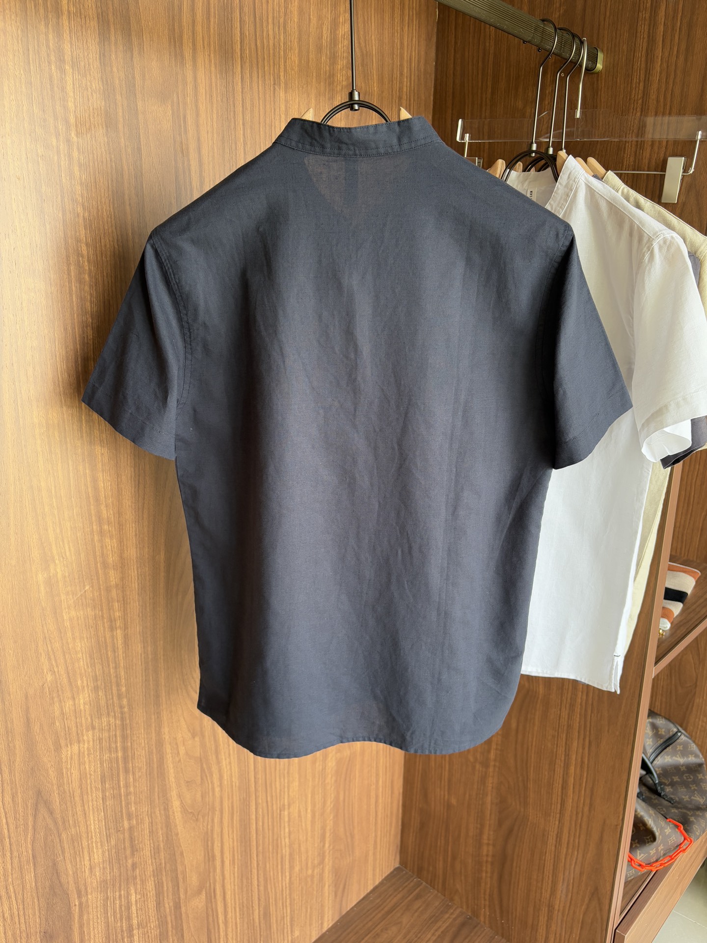  lP。棉麻男士短袖，男装界的天花板，这款翻领麻料衫短袖精准到每一针的细腻工艺，完全区别于普通面料裁剪。