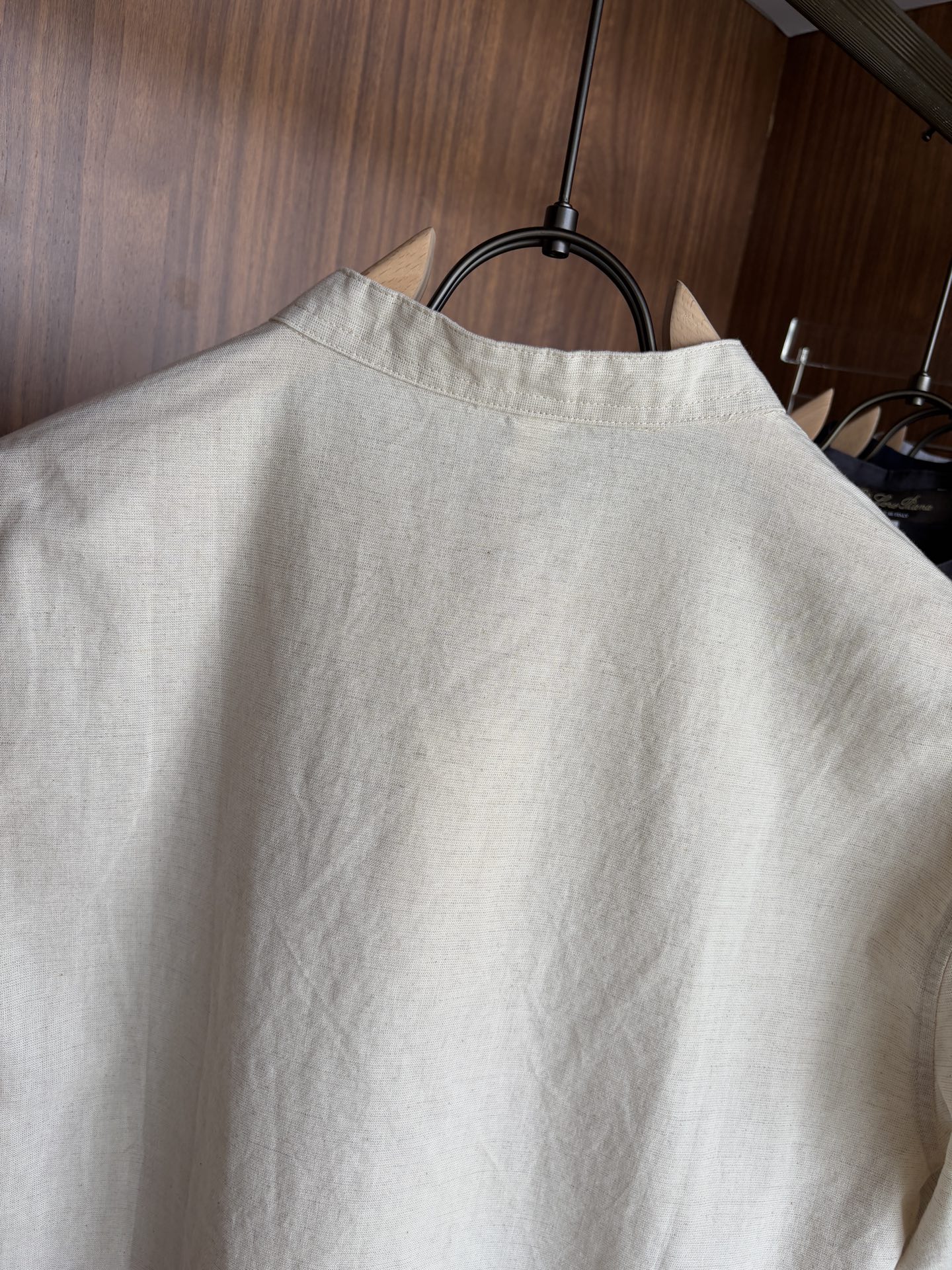  lP。棉麻男士短袖，男装界的天花板，这款翻领麻料衫短袖精准到每一针的细腻工艺，完全区别于普通面料裁剪。