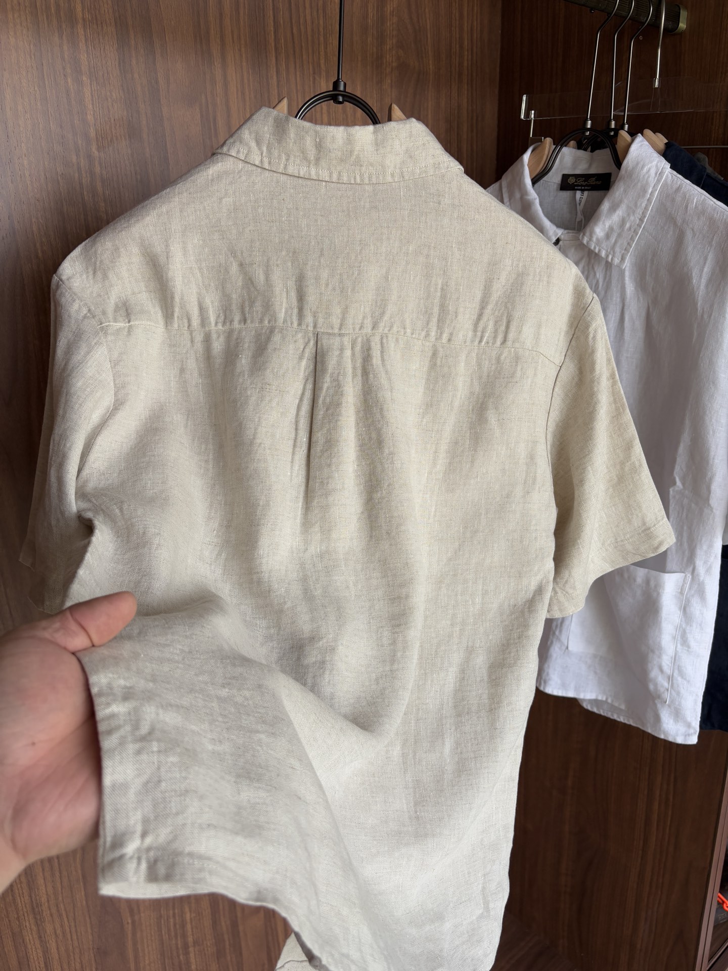 lP。20%亚麻男士短袖，男装界的天花板，这款翻领麻料衫短袖精准到每一针的细腻工艺，完全区别于普通面料裁