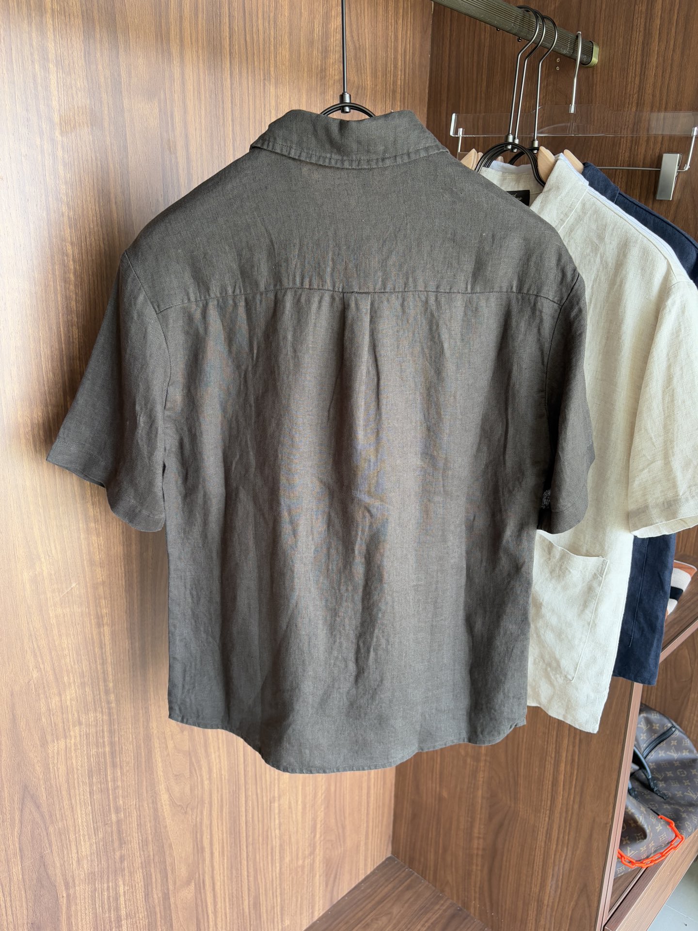 lP。20%亚麻男士短袖，男装界的天花板，这款翻领麻料衫短袖精准到每一针的细腻工艺，完全区别于普通面料裁