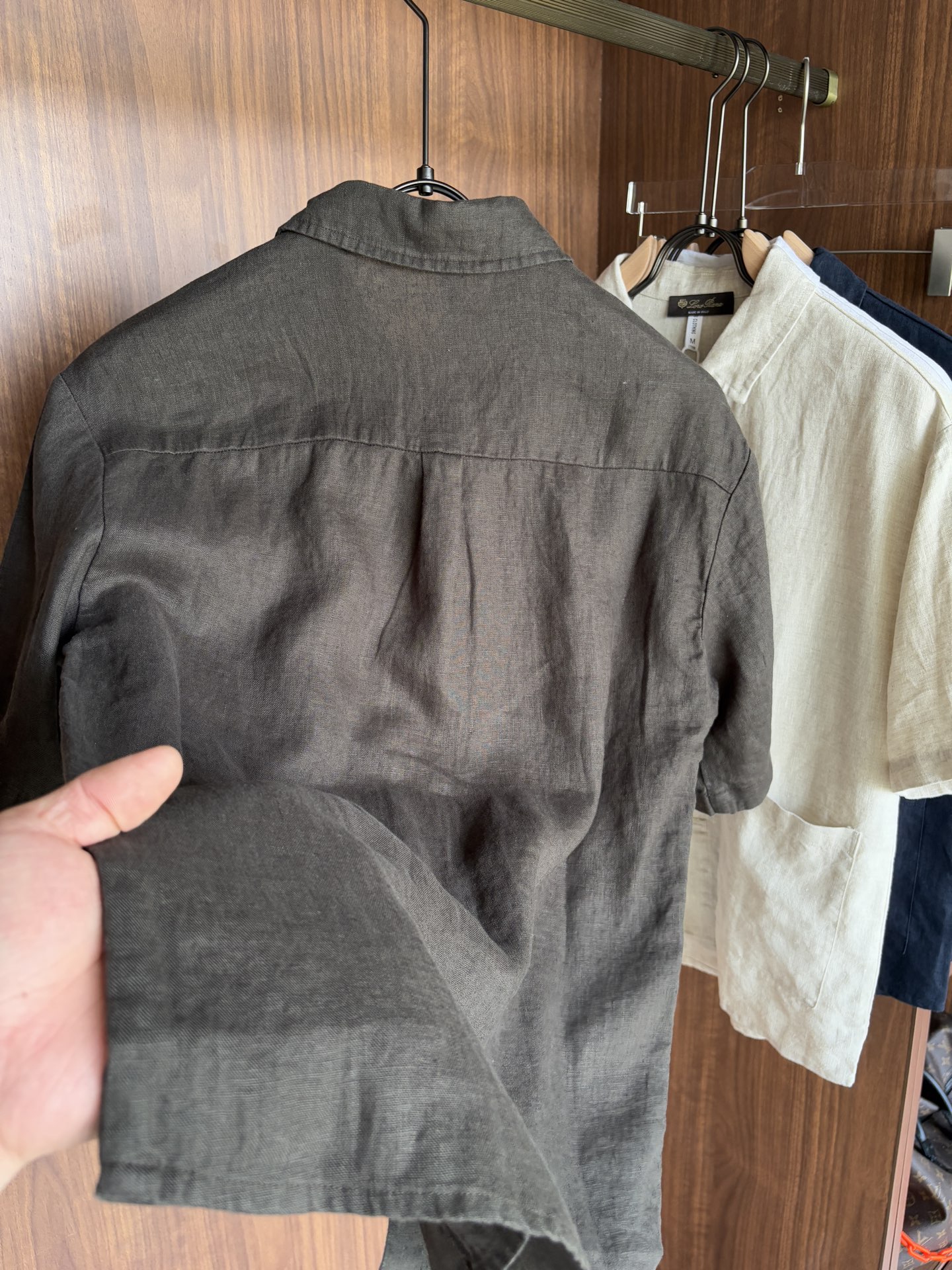 lP。20%亚麻男士短袖，男装界的天花板，这款翻领麻料衫短袖精准到每一针的细腻工艺，完全区别于普通面料裁