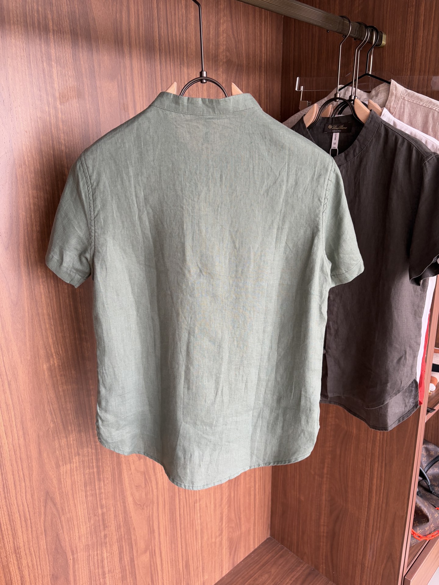 lP。20%亚麻男士短袖，男装界的天花板，这款翻领麻料衫短袖精准到每一针的细腻工艺，完全区别于普通面料裁