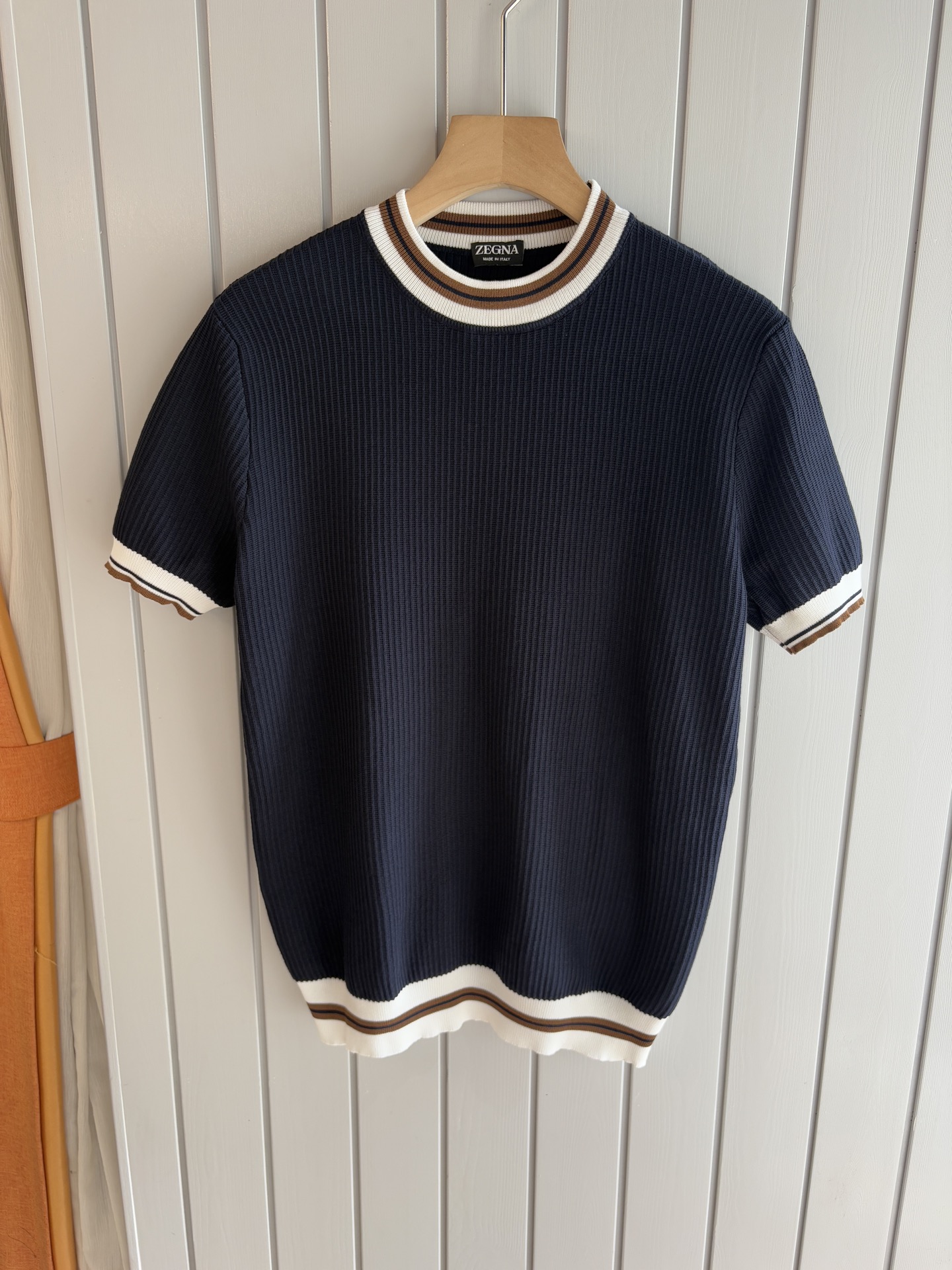 NO:456091,Time-consuming King' diamond jacquard design selects ultra-fine high-quality yarn with goat mulberry silk lapel short-sleeved men's collection 'Time-consuming King' round neck and elegant craftsmanship, which is high-end when touching the skin. Craftsmanship is ingenious and diamond hollow jacquard. The three-dimensional diamond jacquard that takes several months to carve, woven architectural aesthetic texture between warp and weft, and the light and shadow penetrates, showing low-key luxury. Selects ultra-fine high-quality yarn, blending the soft and glutinous skin-friendly of Inner Mongolia white velvet cashmere, and the smooth draping of mulberry silk, light as nothing but luxurious, and wearing it close to the body is like a cloud caress. Classic lattice lapel short-sleeved design Simple lapel outlines neat lines, short-sleeved cut adapts to multiple scenes - layered suits during business meetings show elegance, casual wear reveals gentleman's taste, and the collection style never fades. The ultimate quality of details is verified  Precision turning workers ensure that the seams are flat and the bone position is reinforced and durable without deformation; the neckline threads have been washed and tested, and they are still as crisp as new as they are worn for a long time, and every detail is a testimony of 'time-consuming'. Number M-3XL, T-shirt, business suit, alexander wang19860909耗时王”菱形提花设计甄选超细优质纱线含山羊桑蚕丝翻领短袖男士典藏款「耗时王」圆领奢雅工艺,触肤即高阶. 匠心底蕴菱形镂空提花 耗时数月雕琢的立体菱形提花,经纬间织就建筑美学肌理,光影穿透时显隐交错,举手投足尽展低调奢华. 甄选超细优质纱线,融合内蒙古白绒山羊绒的软糯亲肤,与桑蚕丝的柔滑垂坠,轻若无物却奢感天成,贴身穿着如云端轻抚. 经典型格翻领短袖设计 简约翻领勾勒利落线条,短袖剪裁适配多场景——商务会晤时叠搭西装显儒雅,休闲时光单穿流露绅士品味,典藏款型永不褪色. 细节至臻品质见证 精密车工确保接缝平整,骨位加固耐穿不变形；领口螺纹经水洗测试,久穿仍挺括如新,每一处细节皆为「耗时」证言. 码数M-3XL,,T-shirt,business suit,alexander wang,Men's clothing