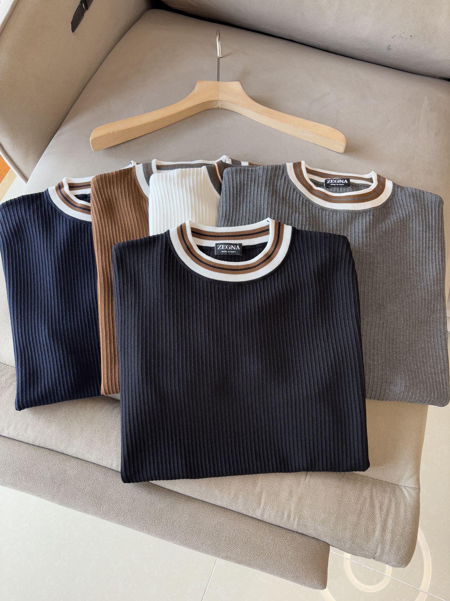 NO:467532,Time-consuming King' diamond jacquard design selects ultra-fine high-quality yarn with goat mulberry silk lapel short-sleeved men's collection 'Time-consuming King' round neck and elegant craftsmanship, which is high-end when touching the skin. Craftsmanship is ingenious and diamond hollow jacquard. The three-dimensional diamond jacquard that takes several months to carve, woven architectural aesthetic texture between warp and weft, and the light and shadow penetrates, showing low-key luxury. Selects ultra-fine high-quality yarn, blending the soft and glutinous skin-friendly of Inner Mongolia white velvet cashmere, and the smooth draping of mulberry silk, light as nothing but luxurious, and wearing it close to the body is like a cloud caress. Classic lattice lapel short-sleeved design Simple lapel outlines neat lines, short-sleeved cut adapts to multiple scenes - layered suits during business meetings show elegance, casual wear reveals gentleman's taste, and the collection style never fades. The ultimate quality of details is verified  Precision turning workers ensure that the seams are flat and the bone position is reinforced and durable without deformation; the neckline threads have been washed and tested, and they are still as crisp as new as they are worn for a long time, and every detail is a testimony of 'time-consuming'. Number M-3XL, T-shirt, business suit, alexander wang19860909耗时王”菱形提花设计甄选超细优质纱线含山羊桑蚕丝翻领短袖男士典藏款「耗时王」圆领奢雅工艺,触肤即高阶. 匠心底蕴菱形镂空提花 耗时数月雕琢的立体菱形提花,经纬间织就建筑美学肌理,光影穿透时显隐交错,举手投足尽展低调奢华. 甄选超细优质纱线,融合内蒙古白绒山羊绒的软糯亲肤,与桑蚕丝的柔滑垂坠,轻若无物却奢感天成,贴身穿着如云端轻抚. 经典型格翻领短袖设计 简约翻领勾勒利落线条,短袖剪裁适配多场景——商务会晤时叠搭西装显儒雅,休闲时光单穿流露绅士品味,典藏款型永不褪色. 细节至臻品质见证 精密车工确保接缝平整,骨位加固耐穿不变形；领口螺纹经水洗测试,久穿仍挺括如新,每一处细节皆为「耗时」证言. 码数M-3XL,,T-shirt,business suit,alexander wang,Men's clothing