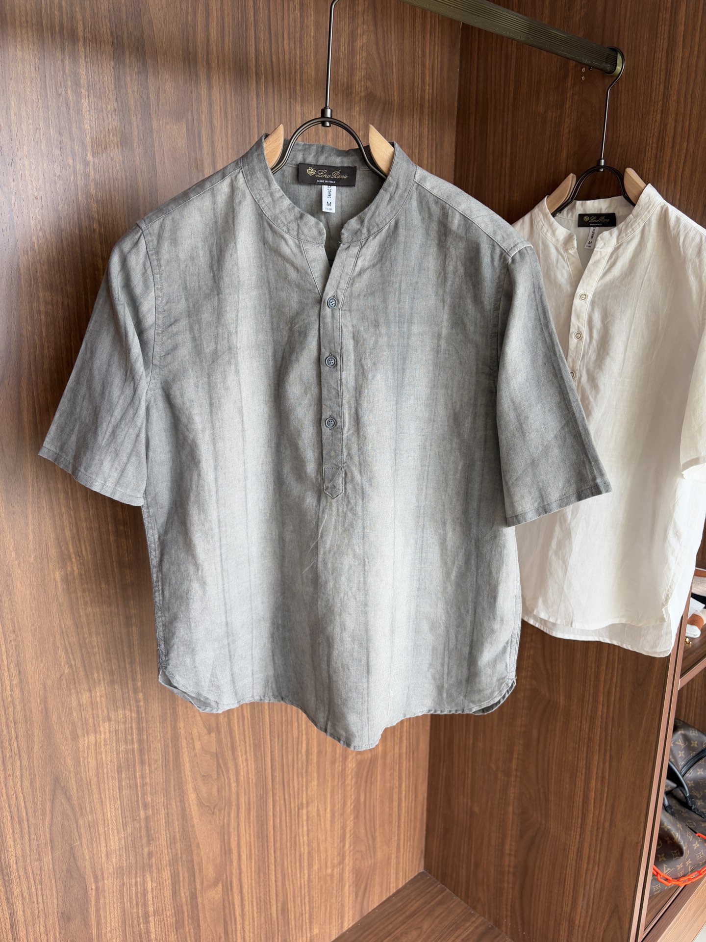 NO:456057,L ramie; 20 cotton men's short sleeves, ceiling in men's clothing industry, this lapel linen shirt has a delicate craftsmanship that is accurate to each needle, completely different from ordinary fabric cutting. The lines are smooth, the style is crisp, perfectly modifying the body, classic lapel design, simple but not atmospheric. The texture is silky, close to the body, skin-friendly and breathable!  Whether it is daily going out or business leisure, you can easily control it, demonstrating the elegant temperament of a man!  Code number M-3XL (48-56), T-shirt, alexander wang19860909L苎麻；20棉男士短袖,男装界的天花板,这款翻领麻料衫短袖精准到每一针的细腻工艺,完全区别于普通面料裁剪.线条流畅,版型挺括,完美修饰身形,经典翻领设计,简约而不失大气.质感丝滑,贴身亲肤透气！无论是日常出街还是商务休闲,都能轻松驾驭,彰显男士优雅气质！ 码数M-3XL（48-56）,,T-shirt,alexander wang,Men's clothing