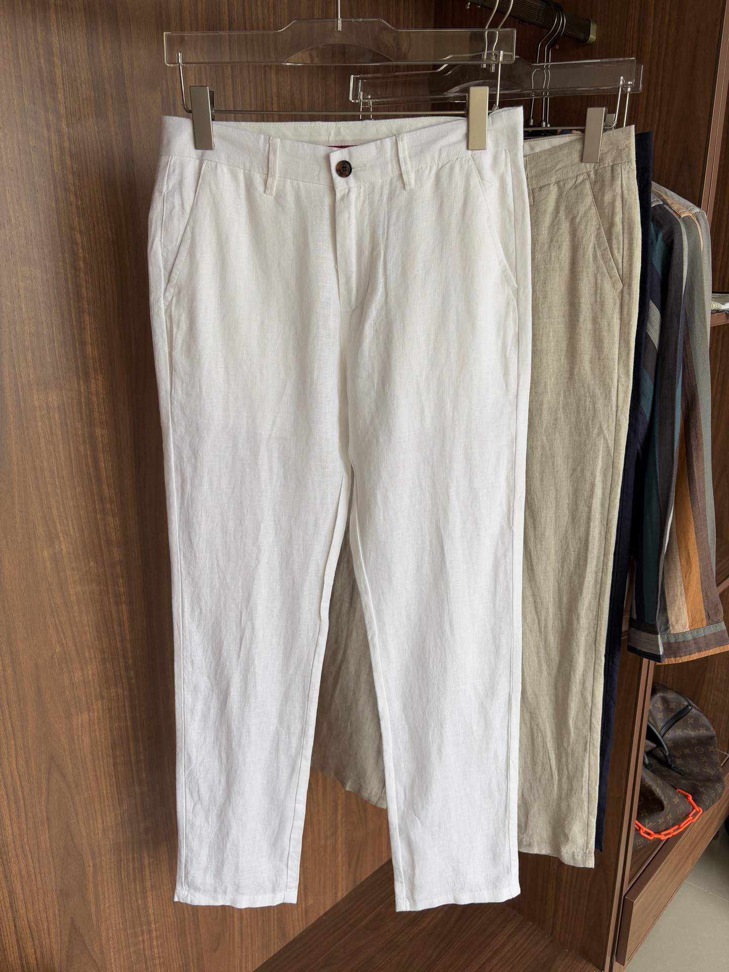 NO:456062,L, spring and summer embroidery logo % full hemp fashion casual pants pants Uncontrollable creation dynamic and attractive, perfect dress makes fashionable business casual easy to break. Natural fine fiber rain dew thread + silk fiber blended material, made of golden ratio combed textile, very light and soft texture, with moisture absorption and heat dissipation and breathability, cool and wide. Neat threading sewing, elastic drawstring waist + embroidery logo decoration opens a new perspective of modern and fashionable seasoning luxury. M-3XL;006,, gold,alexander wang19860909L、春夏刺绣标识 ％全麻时尚休闲裤 裤子 无节制的创造动感兼具吸引力,完美着装让时尚商务休闲轻而易举的攻破. 天然细纤维雨露麻料＋丝质纤维混纺材质,黄金比例精梳纺织而成,质地非常轻盈轻薄柔软,具有吸湿散热与透气的效果,凉爽挺阔. 工整的走线缝制,弹力抽绳腰间＋刺绣标识装饰开启现代时尚的调味剂奢华的新视角. M-3XL;006,,gold,alexander wang,Men's clothing