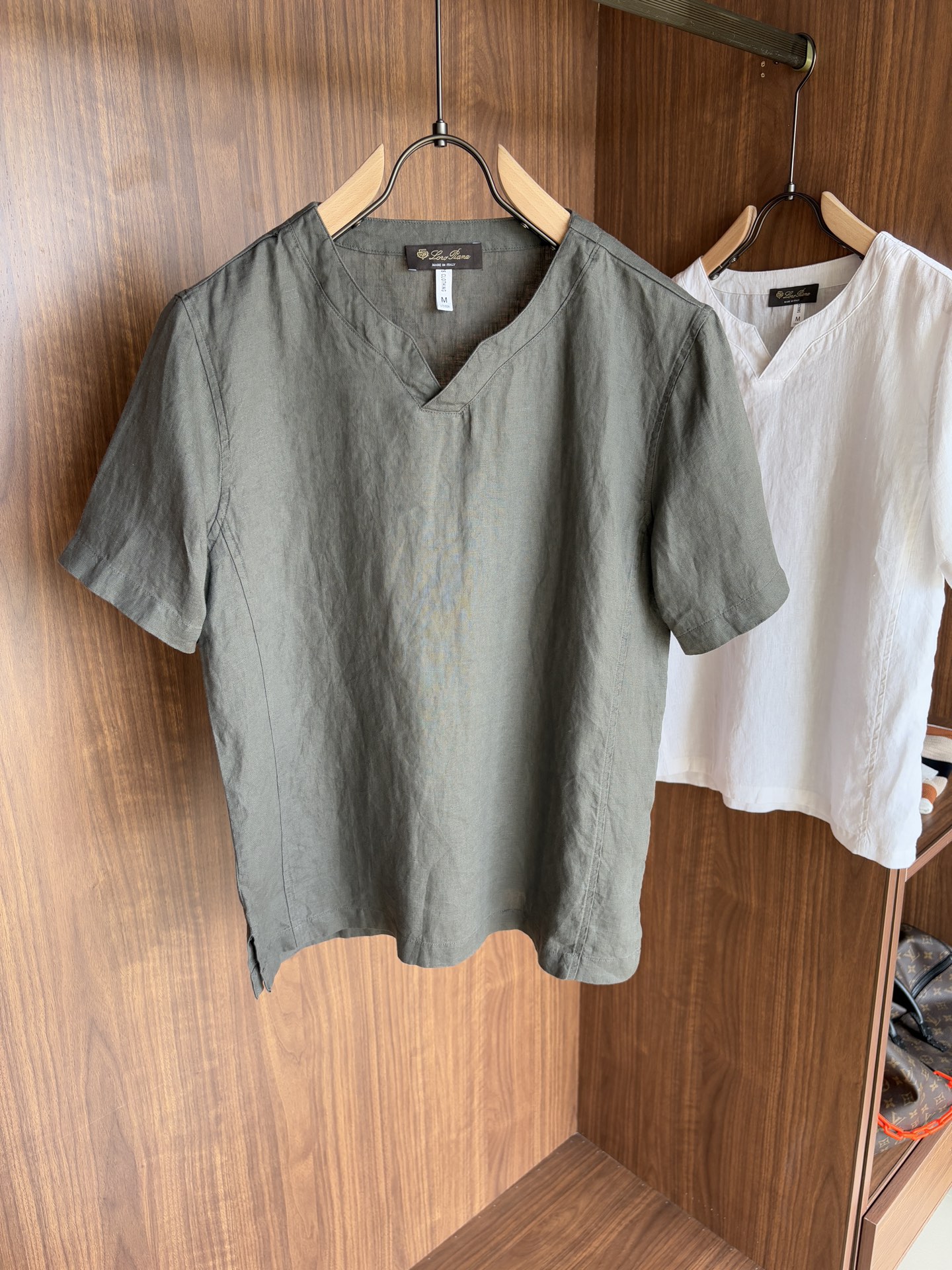 NO:456067,L linen men's short sleeves, the ceiling of men's clothing industry, this lapel linen shirt has a delicate craftsmanship precision for each needle, completely different from ordinary fabric cutting. The lines are smooth, the style is crisp, perfectly modifying the body, and the classic lapel design is simple but not atmospheric. The texture is silky, close to the body, skin-friendly and breathable!  Whether it is daily going out or business leisure, you can easily control it, demonstrating the elegant temperament of a man!  Code number M-3XL (48-56), loro piana, T-shirt, alexander wang19860909L亚麻男士短袖,男装界的天花板,这款翻领麻料衫短袖精准到每一针的细腻工艺,完全区别于普通面料裁剪.线条流畅,版型挺括,完美修饰身形,经典翻领设计,简约而不失大气.质感丝滑,贴身亲肤透气！无论是日常出街还是商务休闲,都能轻松驾驭,彰显男士优雅气质！ 码数M-3XL（48-56）,,loro piana,T-shirt,alexander wang,Men's clothing