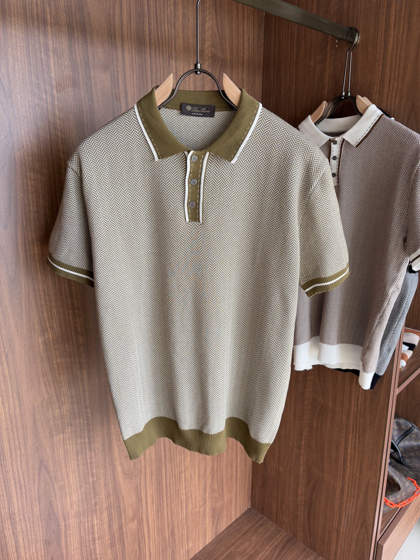 NO:467518,Time-consuming King' diamond jacquard design selects ultra-fine high-quality yarn lapel short-sleeved men's collection 'Time-consuming King' round neck and elegant craftsmanship, which touches the skin with high-end style. The ingenuity of diamond hollow jacquard is a three-dimensional diamond jacquard that takes months to carve. The architectural aesthetic texture is weaved between warp and weft. The light and shadow penetrate through, and the gestures show low-key luxury. Classic grid lapel short-sleeved design Simple lapel outlines neat lines, and short-sleeved tailoring is suitable for multiple scenes - the layered suit during business meetings shows elegance, casual wear reveals gentleman's taste, and the collection style never fades. The ultimate quality testimony of details Precision turning ensures that the seams are flat, the bone position is reinforced and durable without deformation; the neckline threads have been washed and tested, and they are still as crisp as new as they wear for a long time, and every detail is a testimony of 'time-consuming'.  Code number M-3XL001, T-shirt, business suit, alexander wang19860909耗时王”菱形提花设计甄选超细优质纱线翻领短袖男士典藏款「耗时王」圆领奢雅工艺,触肤即高阶. 匠心底蕴菱形镂空提花 耗时数月雕琢的立体菱形提花,经纬间织就建筑美学肌理,光影穿透时显隐交错,举手投足尽展低调奢华. 经典型格翻领短袖设计 简约翻领勾勒利落线条,短袖剪裁适配多场景——商务会晤时叠搭西装显儒雅,休闲时光单穿流露绅士品味,典藏款型永不褪色. 细节至臻品质见证 精密车工确保接缝平整,骨位加固耐穿不变形；领口螺纹经水洗测试,久穿仍挺括如新,每一处细节皆为「耗时」证言. 码数M-3XL001,,T-shirt,business suit,alexander wang,Men's clothing