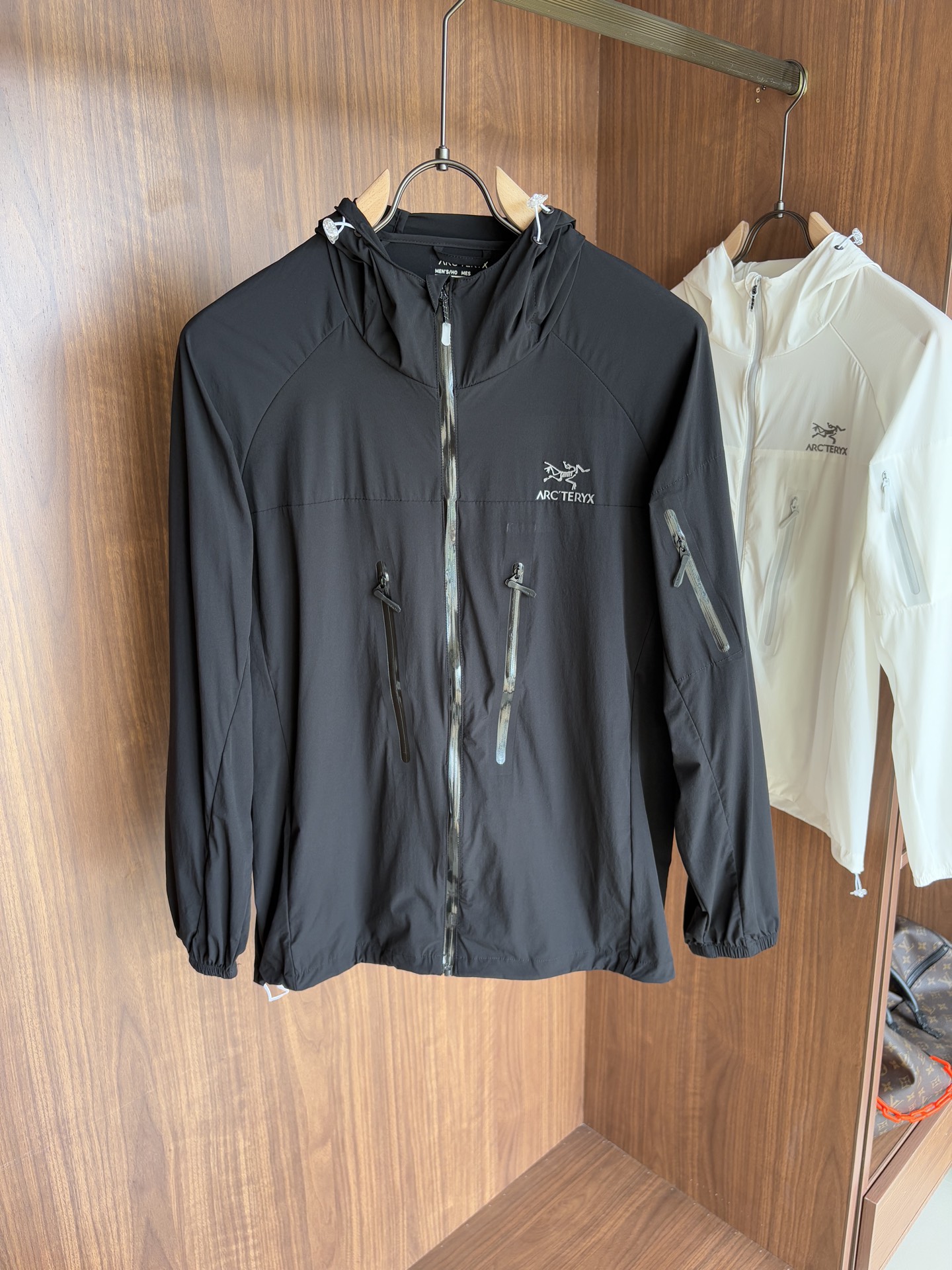 NO:456071,Archaeopteryx official website, the same sun protection and light wind shell sun protection clothing, worn during hot and changeable weather adventure activities. Squamish uses tyonotm 3.0 nylon highly windproof fabric. Although it is thin but very strong, it has an ultra-light minimalist structure model. Sun protection index 50+ certified model!  High-end quality is invincible!  Thin function small skin clothing sun protection clothing!  The same style of men and women can be matched with couple outfits!  L-4XL, arc'teryx,alexander wang19860909始祖鸟 官网同款防晒轻薄风壳防晒衣皮肤衣 炎热而多变的天气冒险活动时穿着.squamish连采用tyonotm 3.0 尼龙高度防风面料 虽轻薄但强度很大,具有超轻的极简结构款号 防晒指数50+认证款！高端品质无敌！ 机能薄型小皮肤衣防晒衣！ 男女同款可配情侣装！L-4XL,arc'teryx,alexander wang,Men's clothing