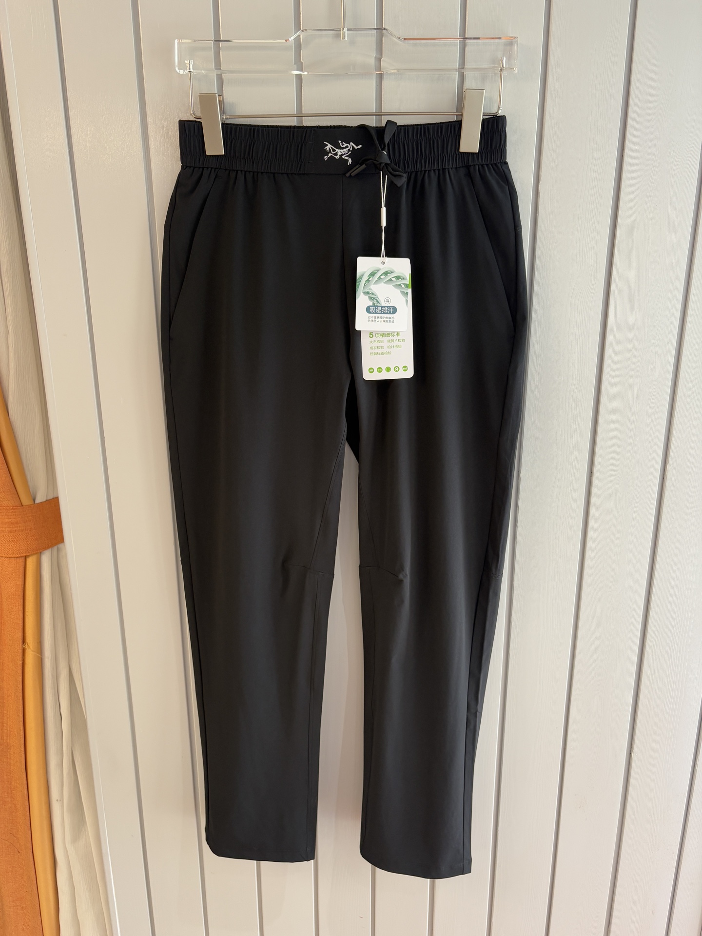 NO:463659,ARC'TERYX Archaeopteryx Hot casual pants High elastic slimming versatile casual pants Use customer-supplied high-density hiking fabric four-sided elastic fabric!  Wear-resistant and water-resistant!  Military-grade three-dimensional tailoring, free movement is not restricted!  Very versatile, you can wear it in daily work and outdoor sports. This model has been designed by many famous designers. It is a perfect combination of fashion and leisure and outdoor sports, so it is your best choice whether you wear it normally or outdoors. The belt buckle is exquisite and exquisite. The belt buckle is cut with three-dimensional three-dimensional cutting, making each part more comfortable. The zipper is added with a new zipper on the oblique pocket. The knee part is more suitable for sports. Breathability and moisture-absorbing and sweating performance, water-proof, and adjustable belt embedded in the waist, which is very convenient. The three-dimensional tailoring structure, the hip triangle joint design is ergonomic, and the movement is not restricted. The 2 enlarged oblique pockets make it safer to place items. The ability of OEM shipments in process is indeed stunning. Anti-static, anti-pillar, crisp and stylish, and has good breathability!  Color: Black, Khaki Size M-3XL, arc'teryx, alexander wang19860909ARC'TERYX始祖鸟 爆款休闲裤 高弹显瘦百搭休闲裤 采用客供高密度登山布四面弹面料！耐磨防泼水的功能！ 军工级立体剪裁,自由活动不受拘束！非常百搭,日常上班 户外运动都可以穿着 此款经过多位著名设计师设计,是时尚休闲与户外运动的完美结合,所以无论您平时穿或者户外穿都是您的最佳选择. 腰带扣为金属扣腰带精美绝伦 裁剪采用立体三维裁剪 使每个部位都更加的合体舒适 斜插兜新加拉链 膝盖部分做了立体裁剪处理 更加适合运动. 透气性和吸湿排汗性能,防泼水,腰部内嵌可调节腰带,非常方便.立体剪裁结构,胯部三角接片设计,符合人体工程学,运动不受限制 2个加大斜插口袋,放置物品更安全. 代工厂出货在工艺上的能力,的确是杠杠滴 抗静电,抗起球,挺括有型,透气性能好！ 颜色: 黑色,卡其色 尺码M-3XL,arc'teryx,alexander wang,Men's clothing