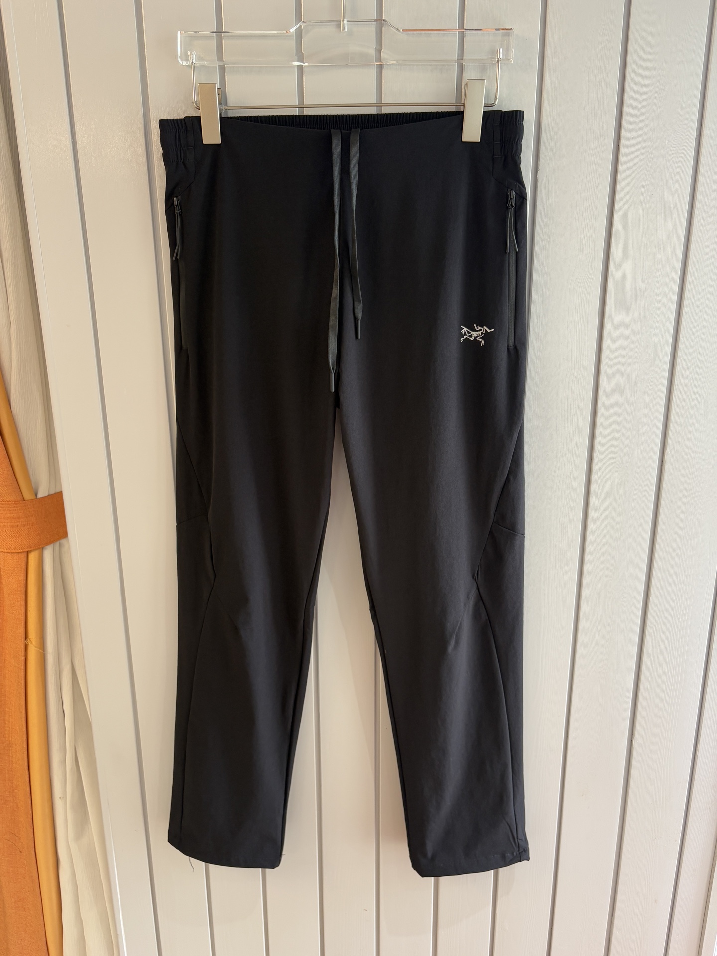 NO:465738,ARC'TERYX Archaeopteryx Hot casual pants High elastic slimming versatile casual pants Use customer-supplied high-density hiking fabric four-sided elastic fabric!  Wear-resistant and water-resistant!  Military-grade three-dimensional tailoring, free movement is not restricted!  Very versatile, you can wear it in daily work and outdoor sports. This model has been designed by many famous designers. It is a perfect combination of fashion and leisure and outdoor sports, so it is your best choice whether you wear it normally or outdoors. The belt buckle is exquisite and exquisite. The belt buckle is cut with three-dimensional three-dimensional cutting, making each part more comfortable. The zipper is added with a new zipper on the oblique pocket. The knee part is more suitable for sports. Breathability and moisture-absorbing and sweating performance, water-proof, and adjustable belt embedded in the waist, which is very convenient. The three-dimensional tailoring structure, the hip triangle joint design is ergonomic, and the movement is not restricted. The 2 enlarged oblique pockets make it safer to place items. The ability of OEM shipments in process is indeed stunning. Anti-static, anti-pillar, crisp and stylish, and has good breathability!  Color: Black, Gray Size M-3XL, arc'teryx,alexander wang19860909ARC'TERYX始祖鸟 爆款休闲裤 高弹显瘦百搭休闲裤 采用客供高密度登山布四面弹面料！耐磨防泼水的功能！ 军工级立体剪裁,自由活动不受拘束！非常百搭,日常上班 户外运动都可以穿着 此款经过多位著名设计师设计,是时尚休闲与户外运动的完美结合,所以无论您平时穿或者户外穿都是您的最佳选择. 腰带扣为金属扣腰带精美绝伦 裁剪采用立体三维裁剪 使每个部位都更加的合体舒适 斜插兜新加拉链 膝盖部分做了立体裁剪处理 更加适合运动. 透气性和吸湿排汗性能,防泼水,腰部内嵌可调节腰带,非常方便.立体剪裁结构,胯部三角接片设计,符合人体工程学,运动不受限制 2个加大斜插口袋,放置物品更安全. 代工厂出货在工艺上的能力,的确是杠杠滴 抗静电,抗起球,挺括有型,透气性能好！ 颜色: 黑色,灰色 尺码M-3XL,arc'teryx,alexander wang,Men's clothing