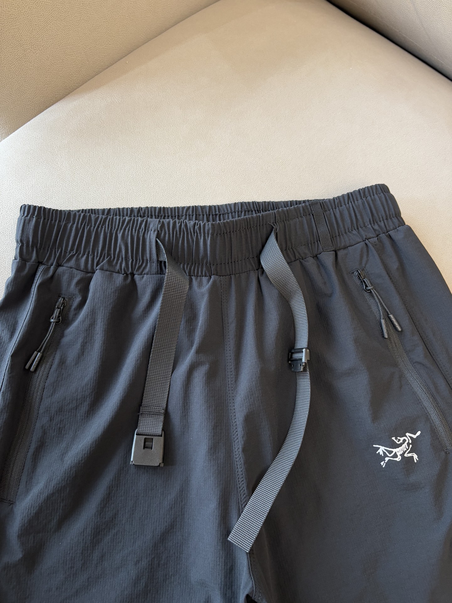ARCTERYX 始祖鸟 2025夏季新款 短裤  休闲裤，专柜定制面料 透气舒适度高，细节无可挑剔，品