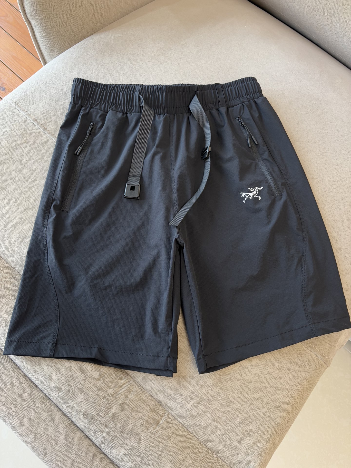 ARCTERYX 始祖鸟 2025夏季新款 短裤  休闲裤，专柜定制面料 透气舒适度高，细节无可挑剔，品