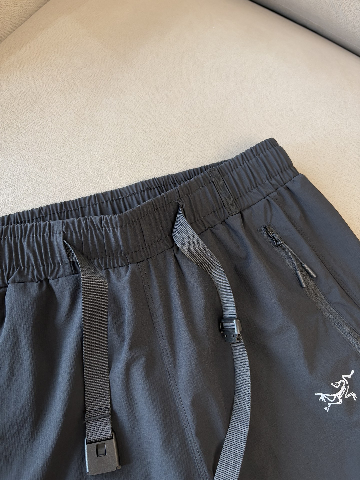 ARCTERYX 始祖鸟 2025夏季新款 短裤  休闲裤，专柜定制面料 透气舒适度高，细节无可挑剔，品