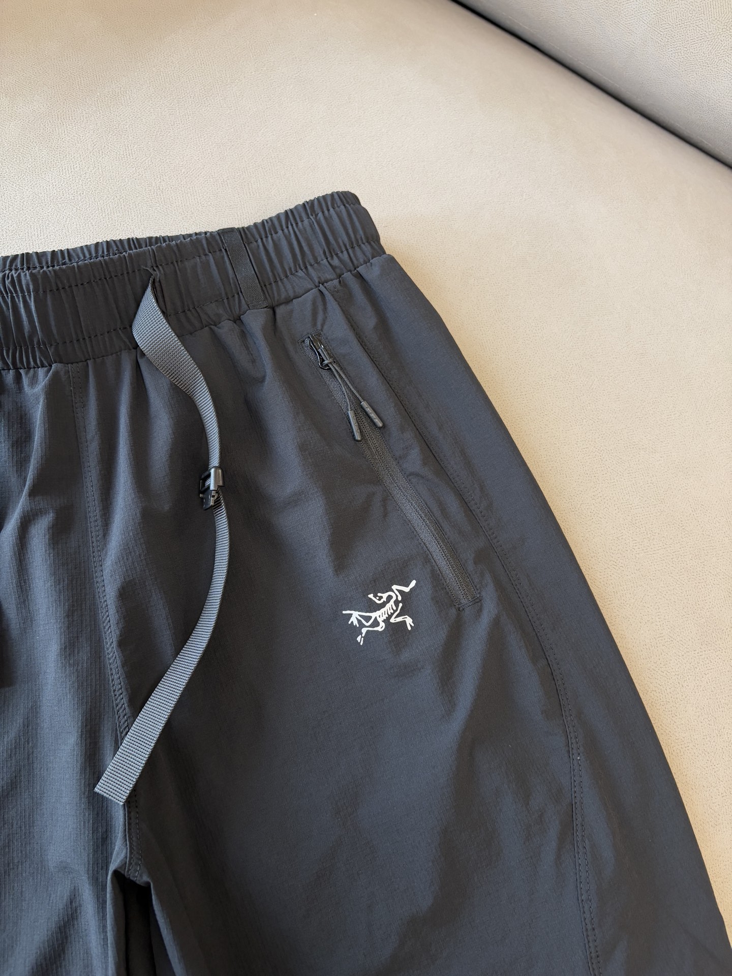 ARCTERYX 始祖鸟 2025夏季新款 短裤  休闲裤，专柜定制面料 透气舒适度高，细节无可挑剔，品