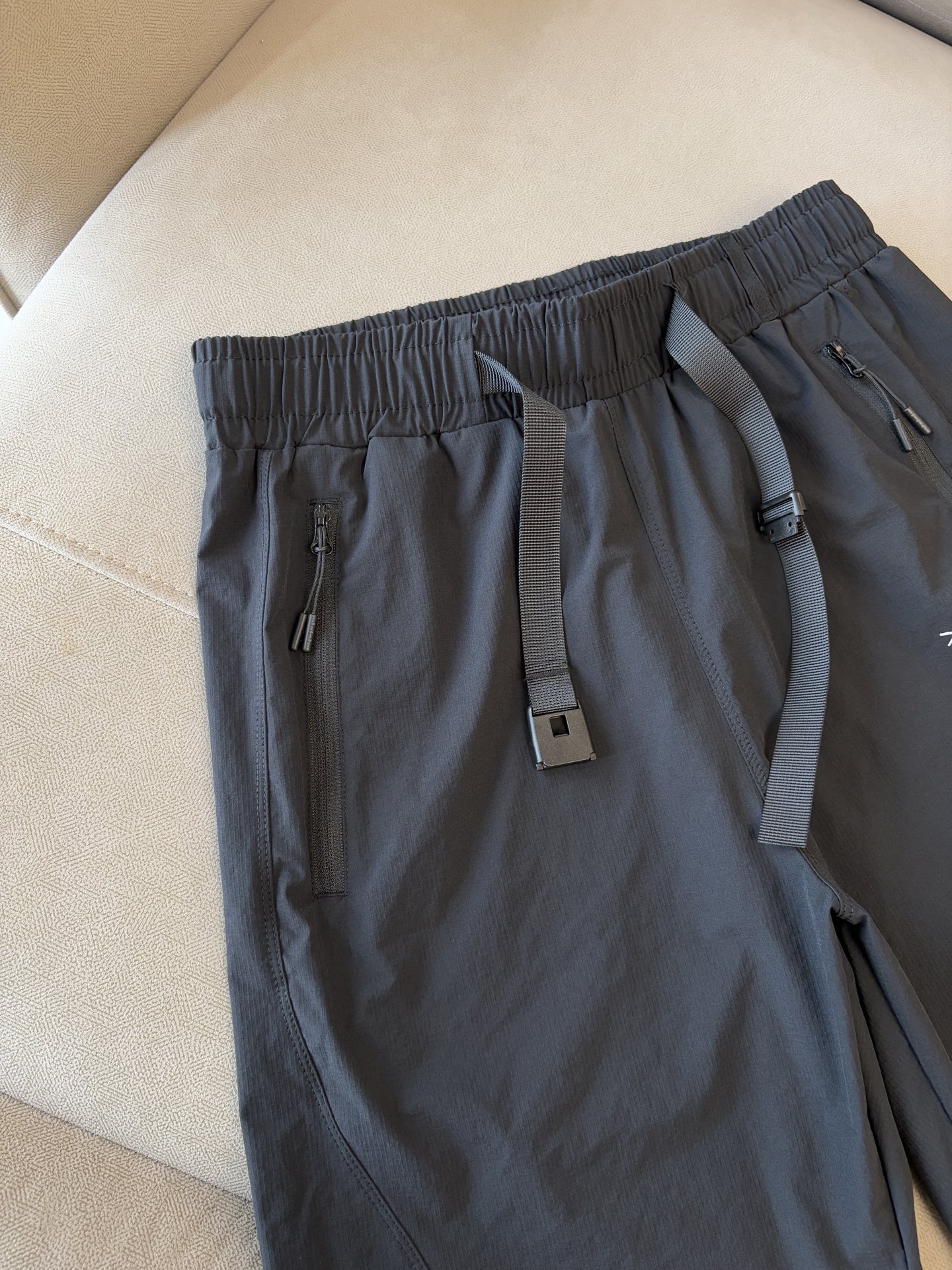 ARCTERYX 始祖鸟 2025夏季新款 短裤  休闲裤，专柜定制面料 透气舒适度高，细节无可挑剔，品