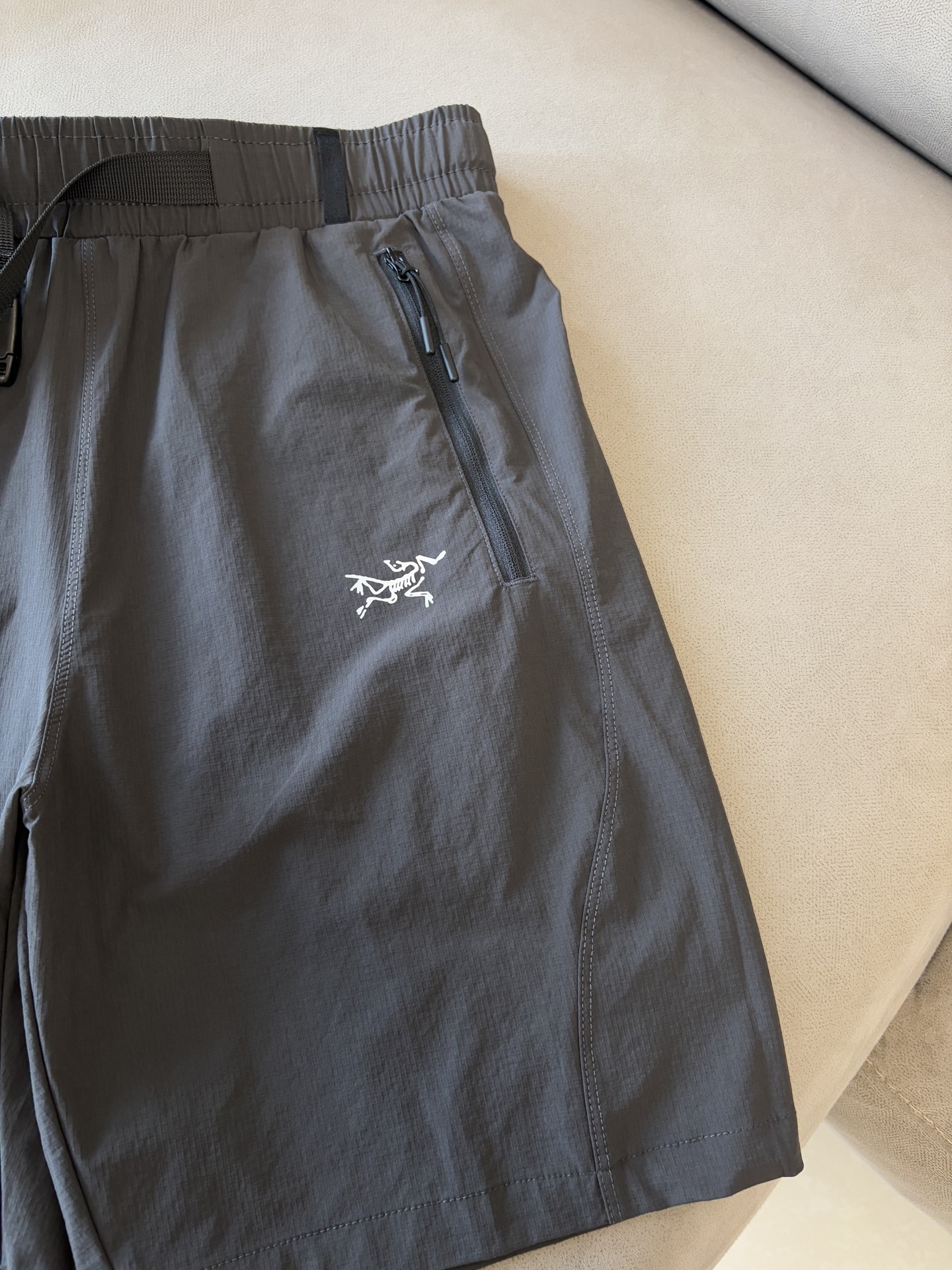 ARCTERYX 始祖鸟 2025夏季新款 短裤  休闲裤，专柜定制面料 透气舒适度高，细节无可挑剔，品