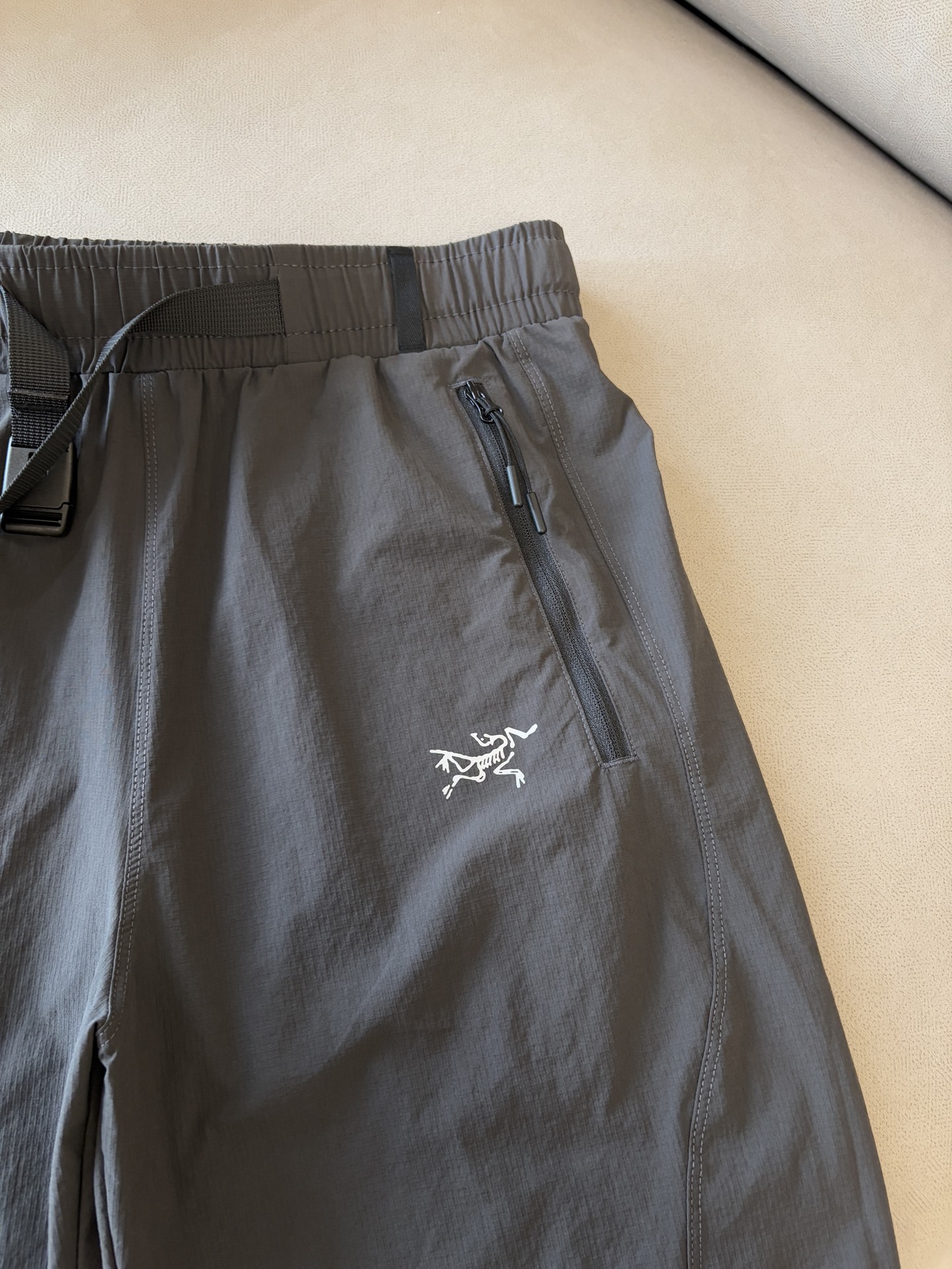 ARCTERYX 始祖鸟 2025夏季新款 短裤  休闲裤，专柜定制面料 透气舒适度高，细节无可挑剔，品
