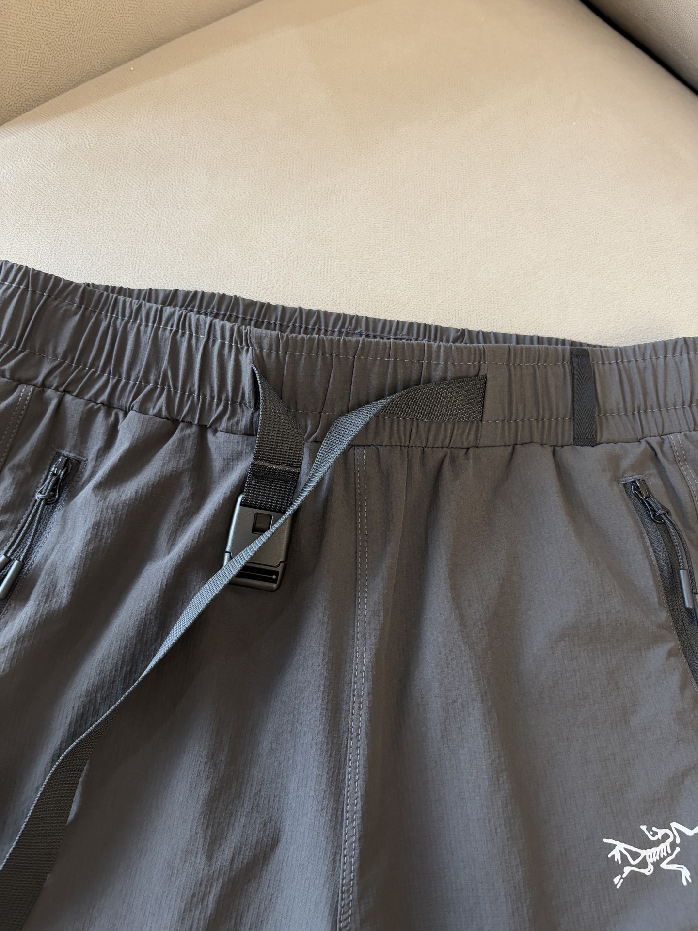ARCTERYX 始祖鸟 2025夏季新款 短裤  休闲裤，专柜定制面料 透气舒适度高，细节无可挑剔，品