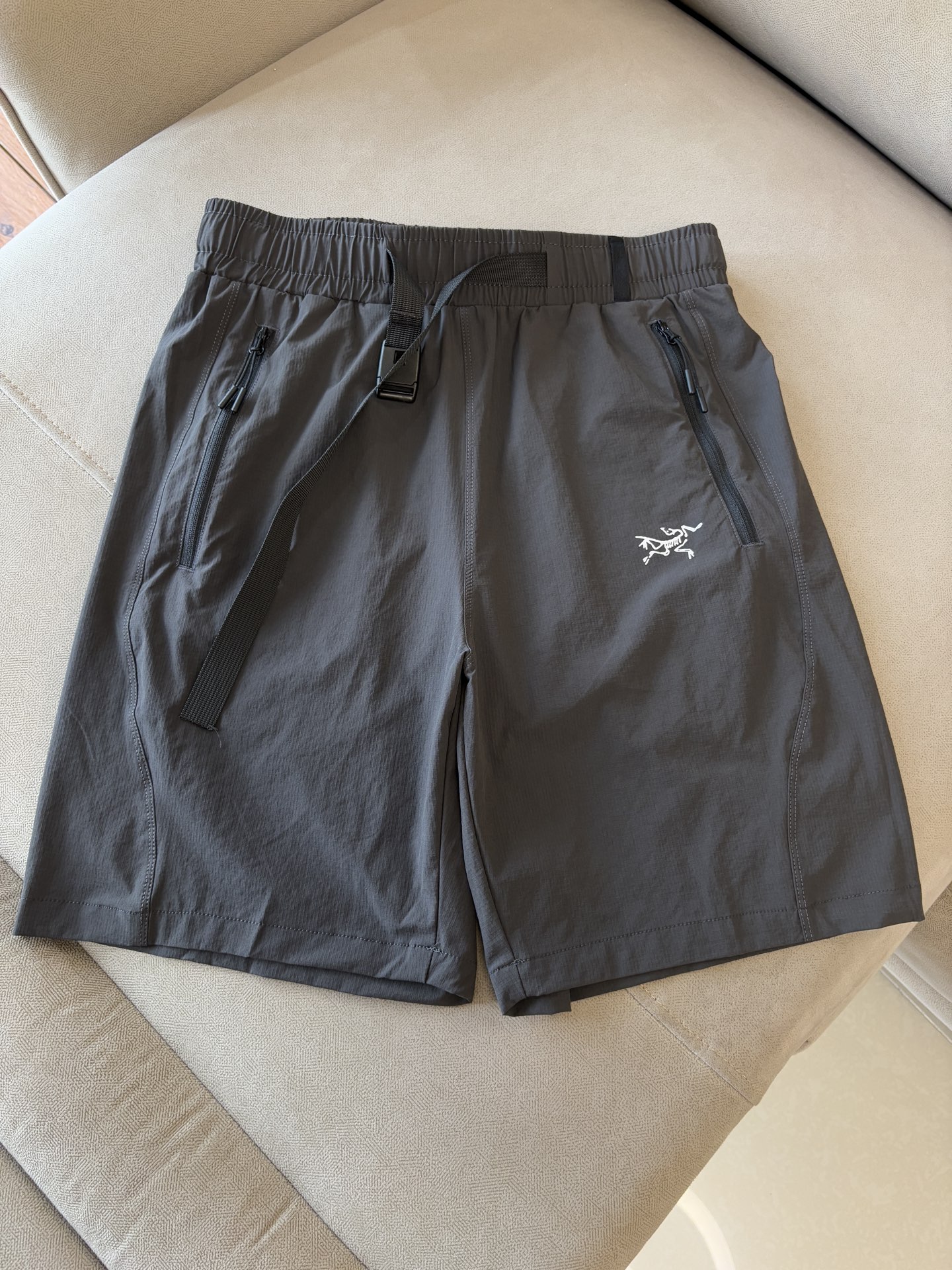 ARCTERYX 始祖鸟 2025夏季新款 短裤  休闲裤，专柜定制面料 透气舒适度高，细节无可挑剔，品